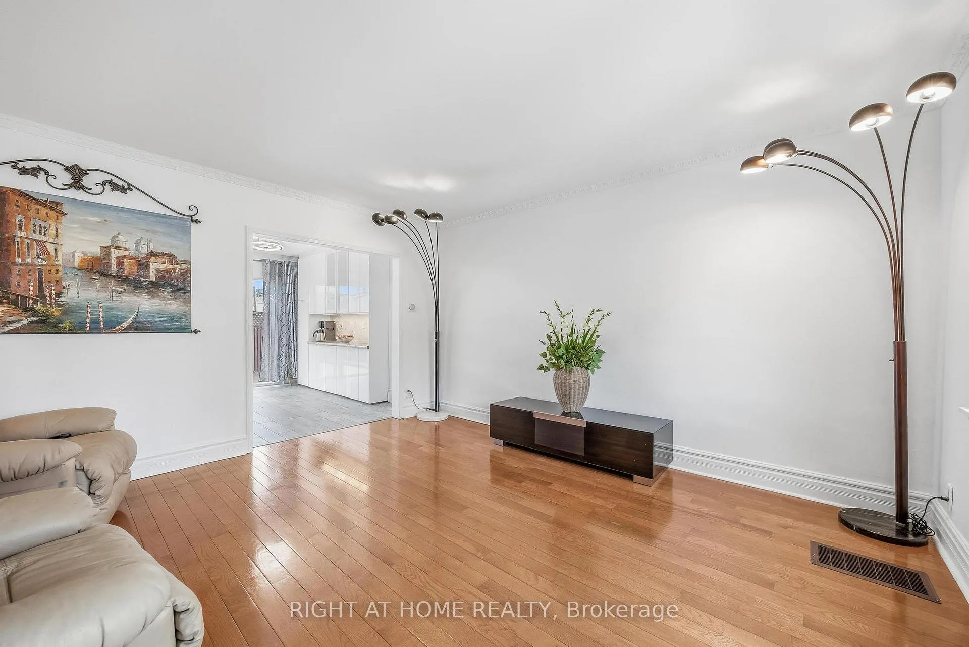 Photo 8 of 35 Dayton Avenue, Etobicoke, Stonegate-Queensway — HOMEH