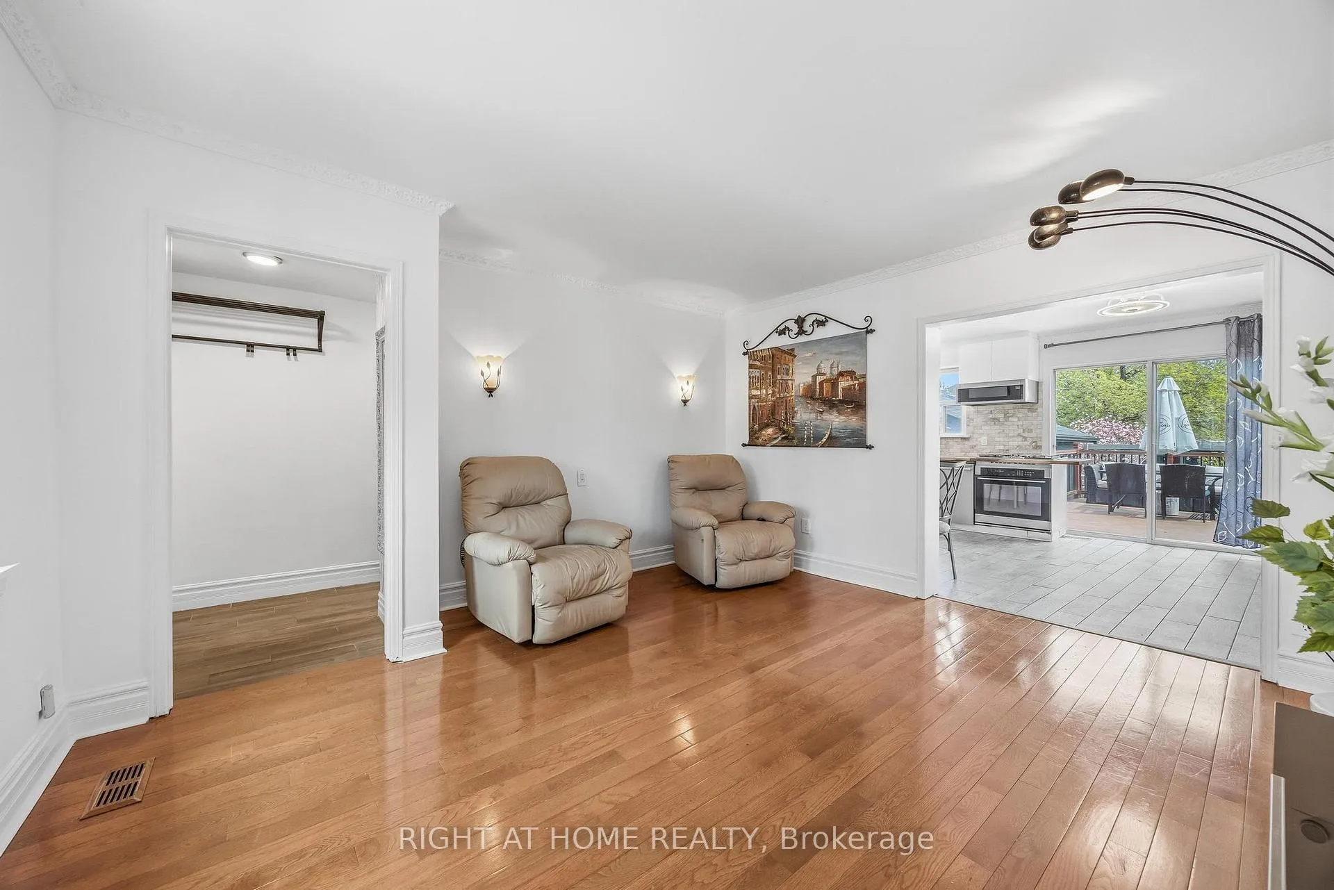 Photo 9 of 35 Dayton Avenue, Etobicoke, Stonegate-Queensway — HOMEH