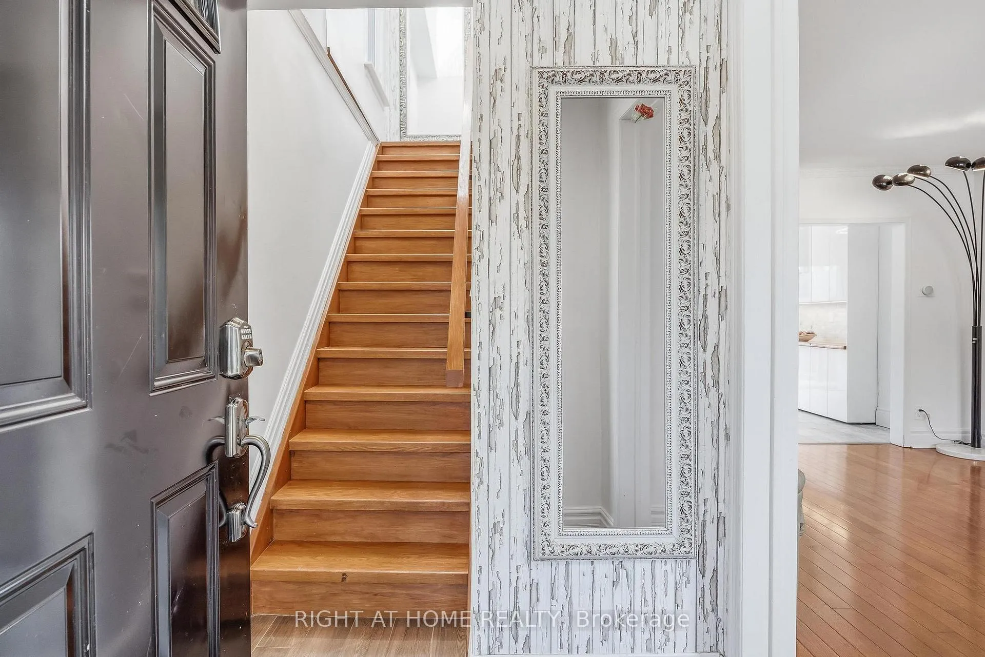 Photo 10 of 35 Dayton Avenue, Etobicoke, Stonegate-Queensway — HOMEH