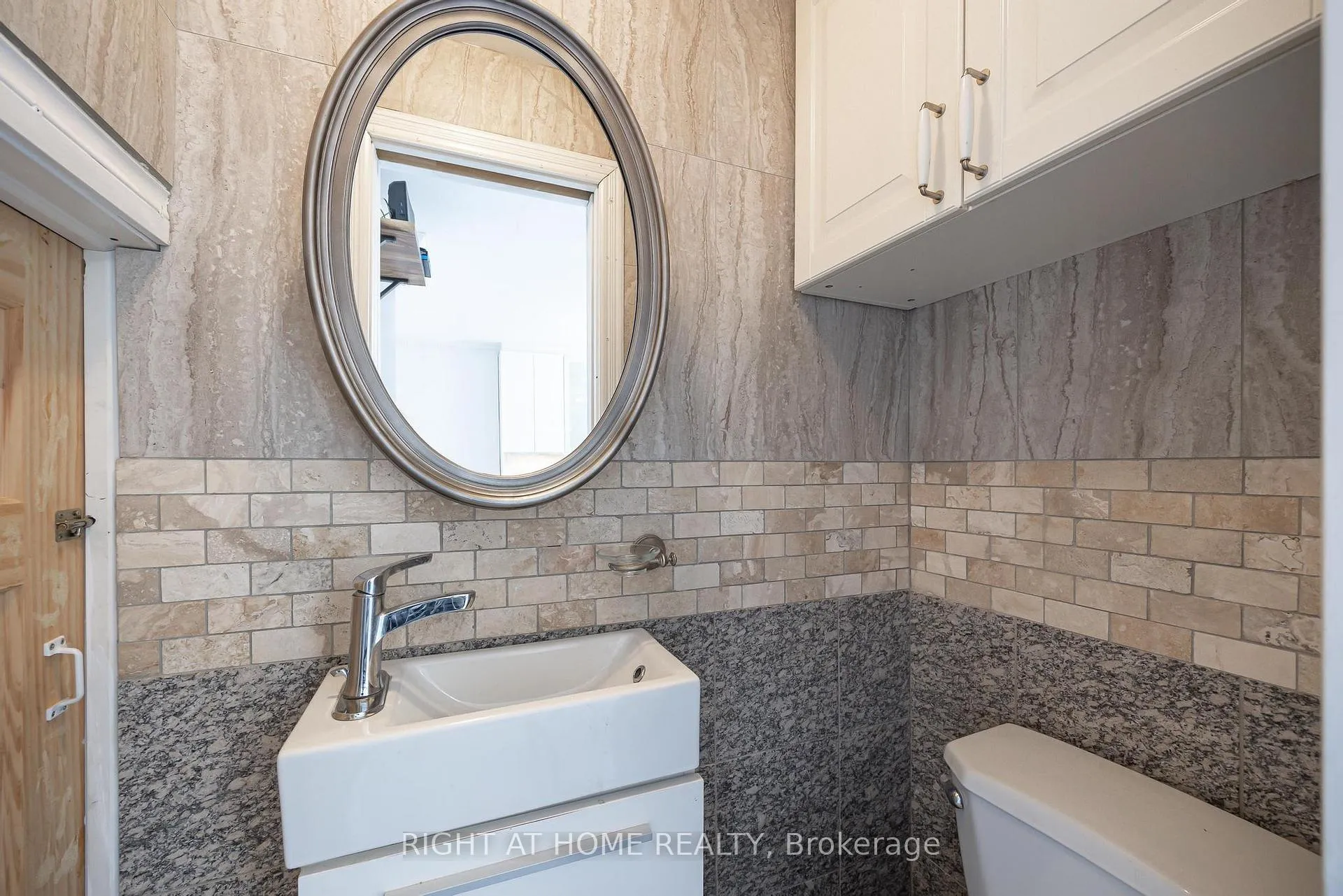 Photo 11 of 35 Dayton Avenue, Etobicoke, Stonegate-Queensway — HOMEH