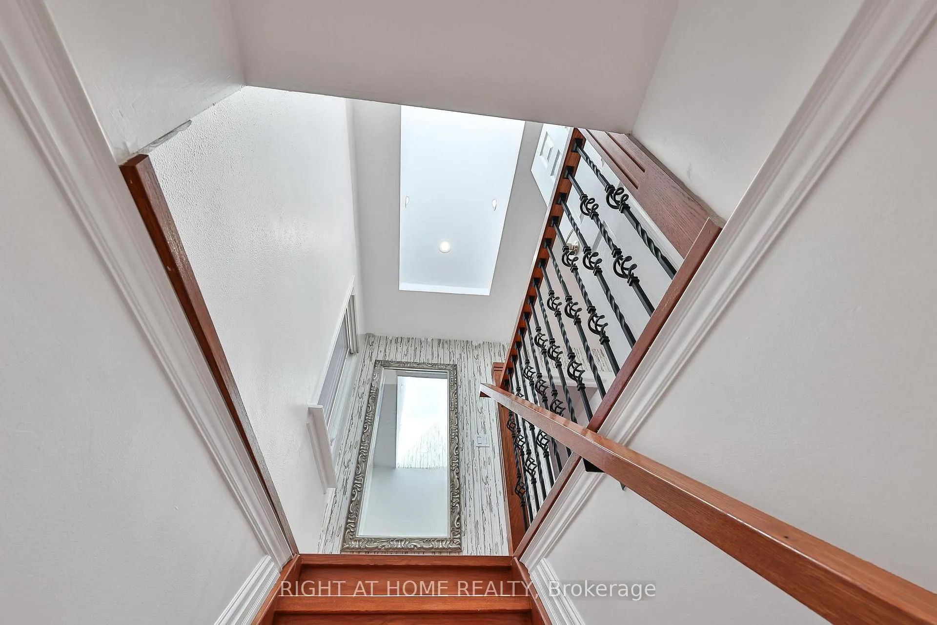 Photo 12 of 35 Dayton Avenue, Etobicoke, Stonegate-Queensway — HOMEH