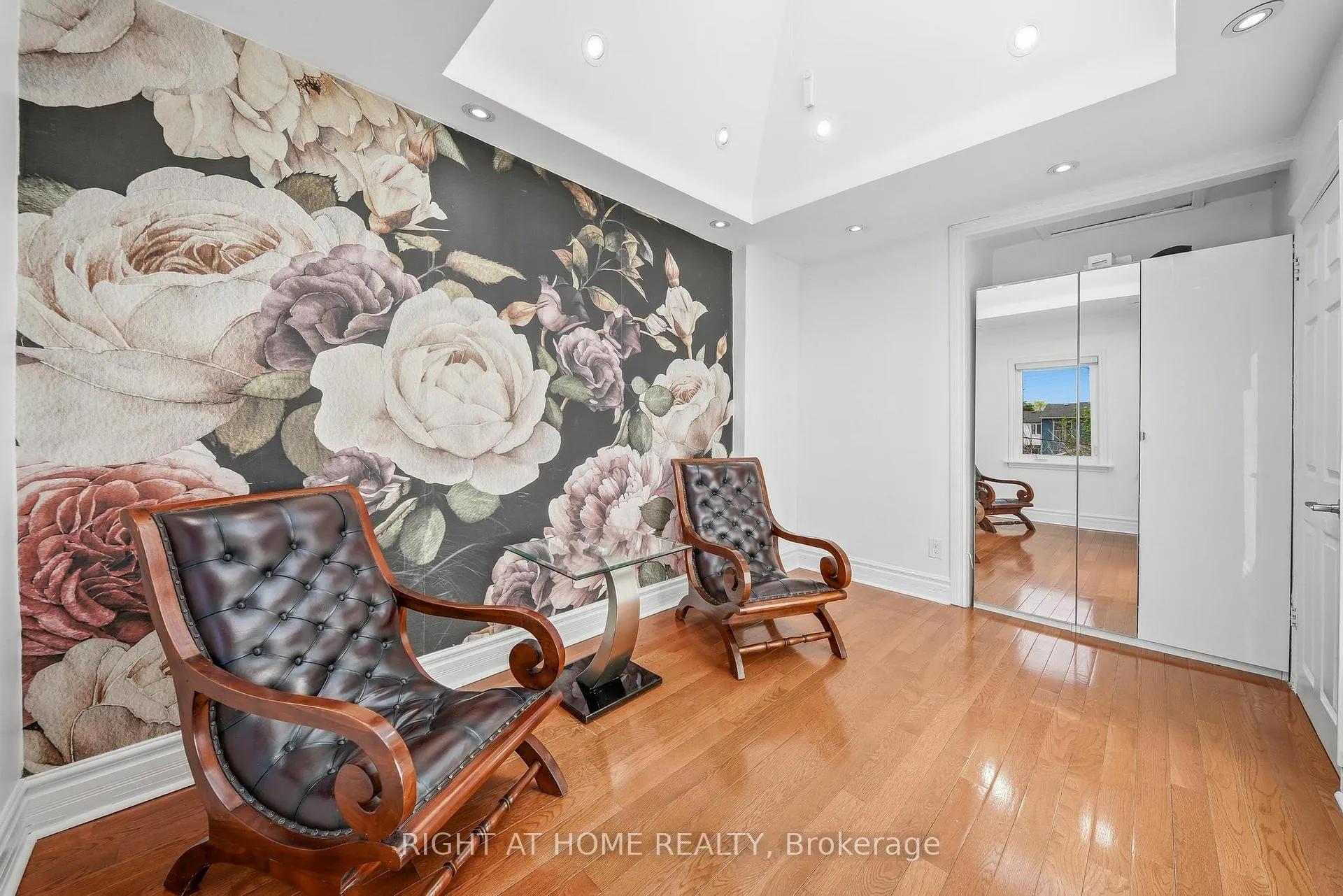 Photo 16 of 35 Dayton Avenue, Etobicoke, Stonegate-Queensway — HOMEH