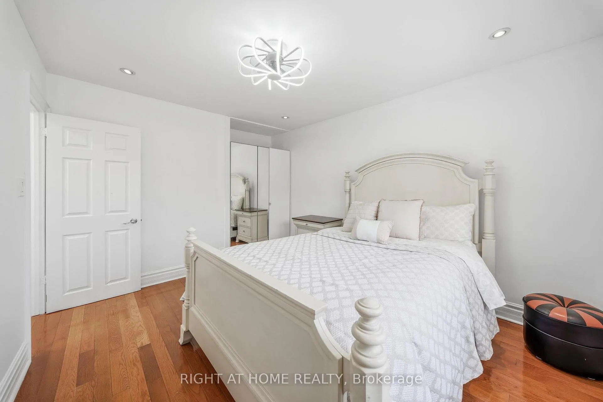 Photo 17 of 35 Dayton Avenue, Etobicoke, Stonegate-Queensway — HOMEH