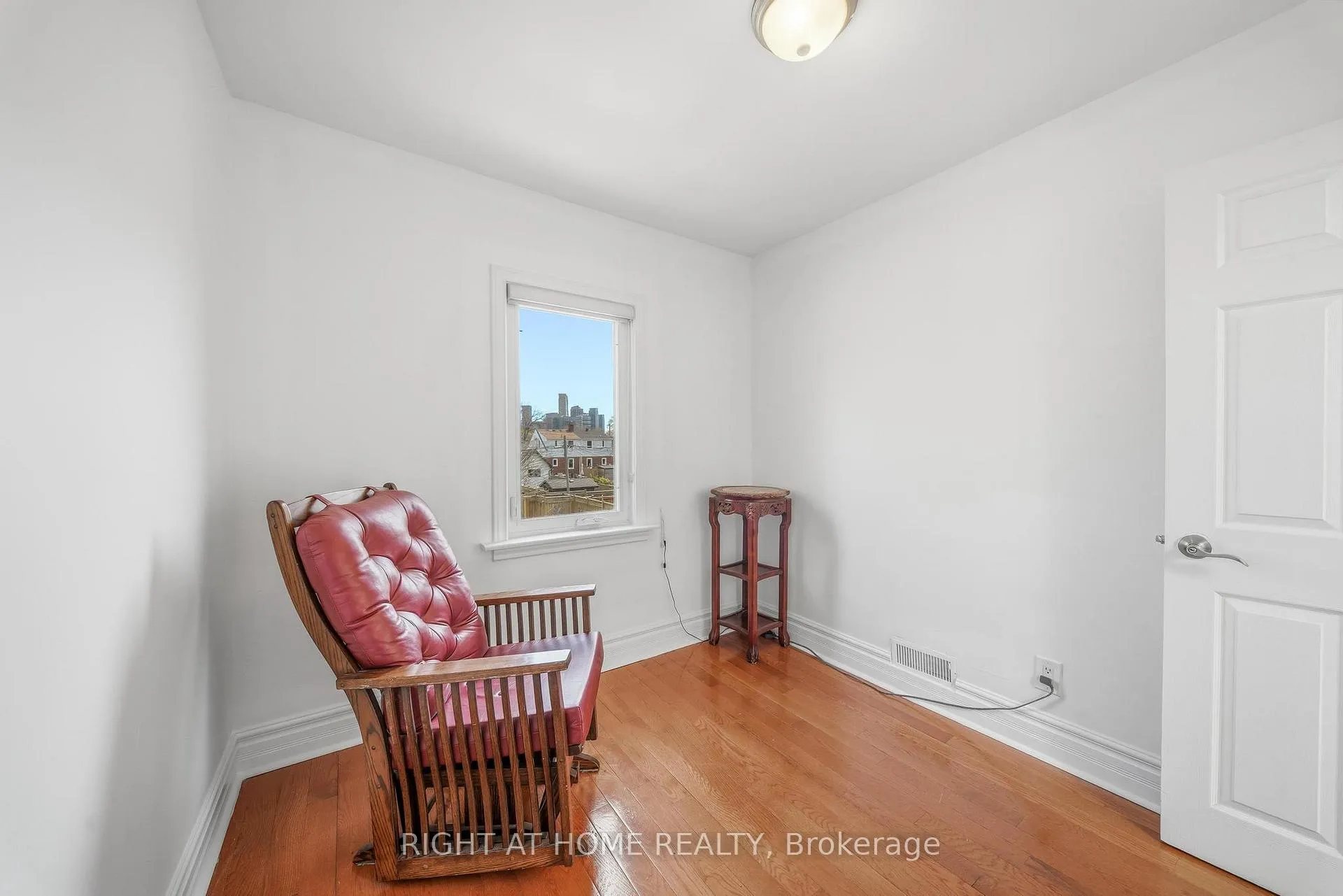 Photo 18 of 35 Dayton Avenue, Etobicoke, Stonegate-Queensway — HOMEH