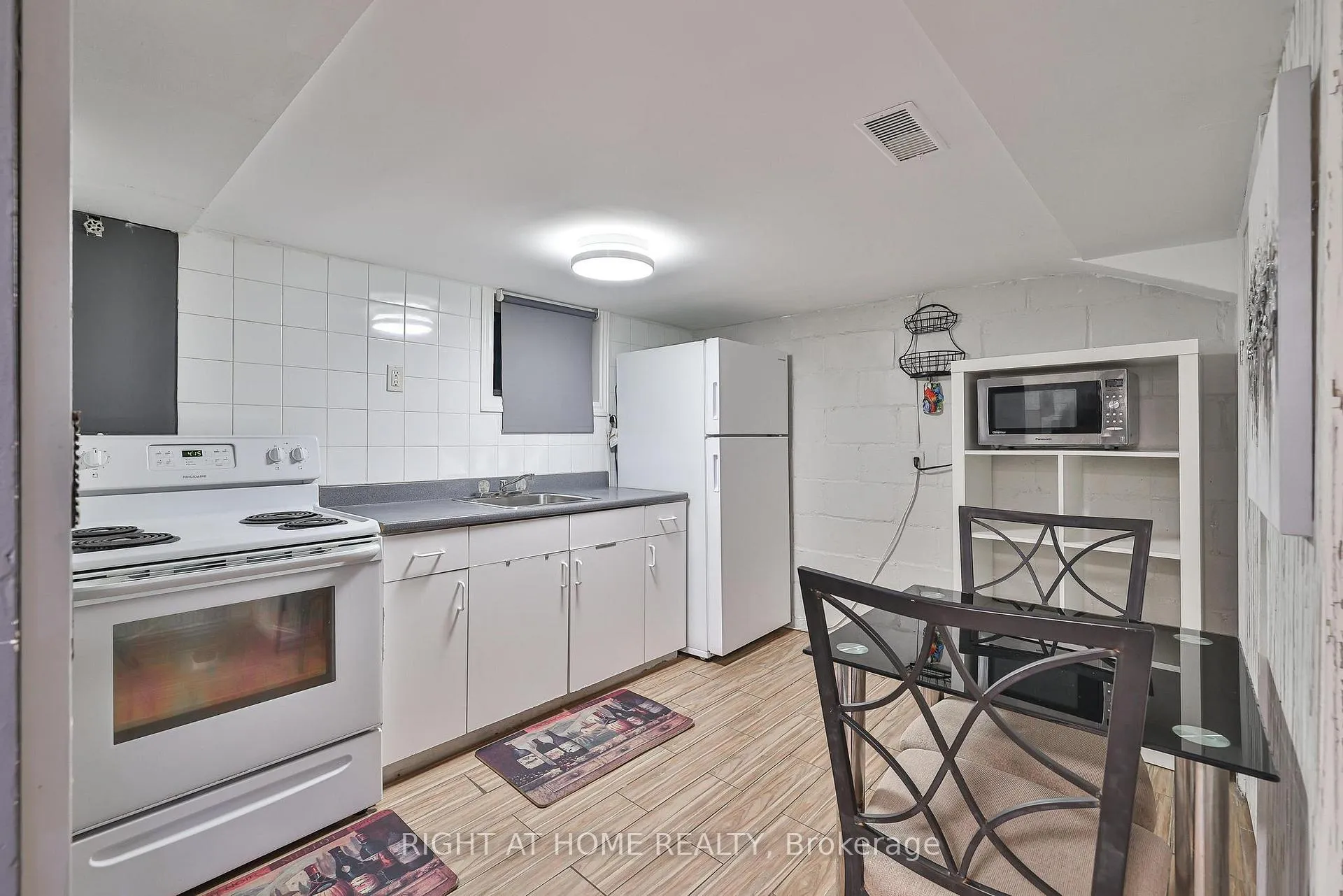 Photo 26 of 35 Dayton Avenue, Etobicoke, Stonegate-Queensway — HOMEH