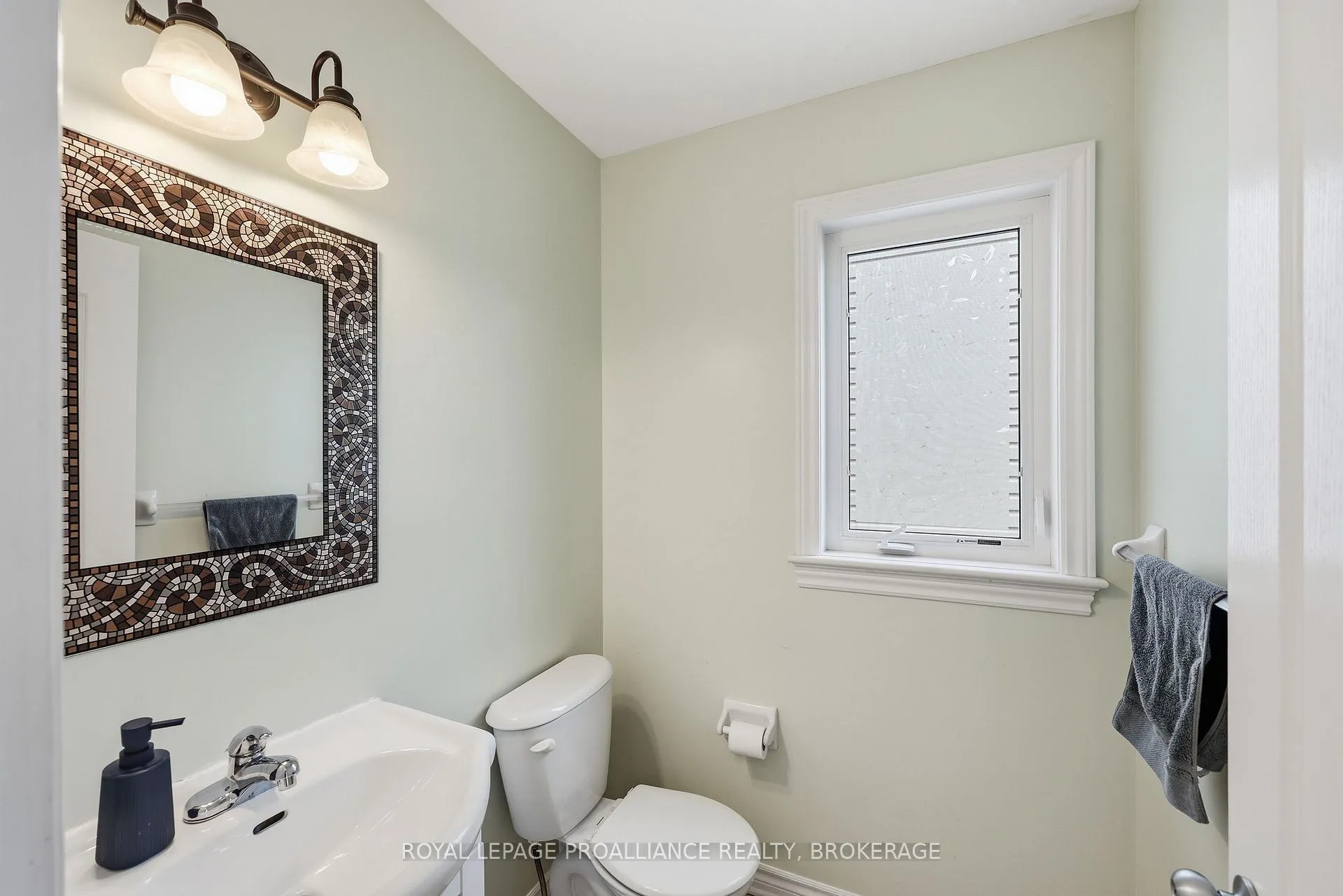 Photo 15 of 680 Fieldstone Drive, Kingston, Kingston East (Incl Barret Crt) — HOMEH