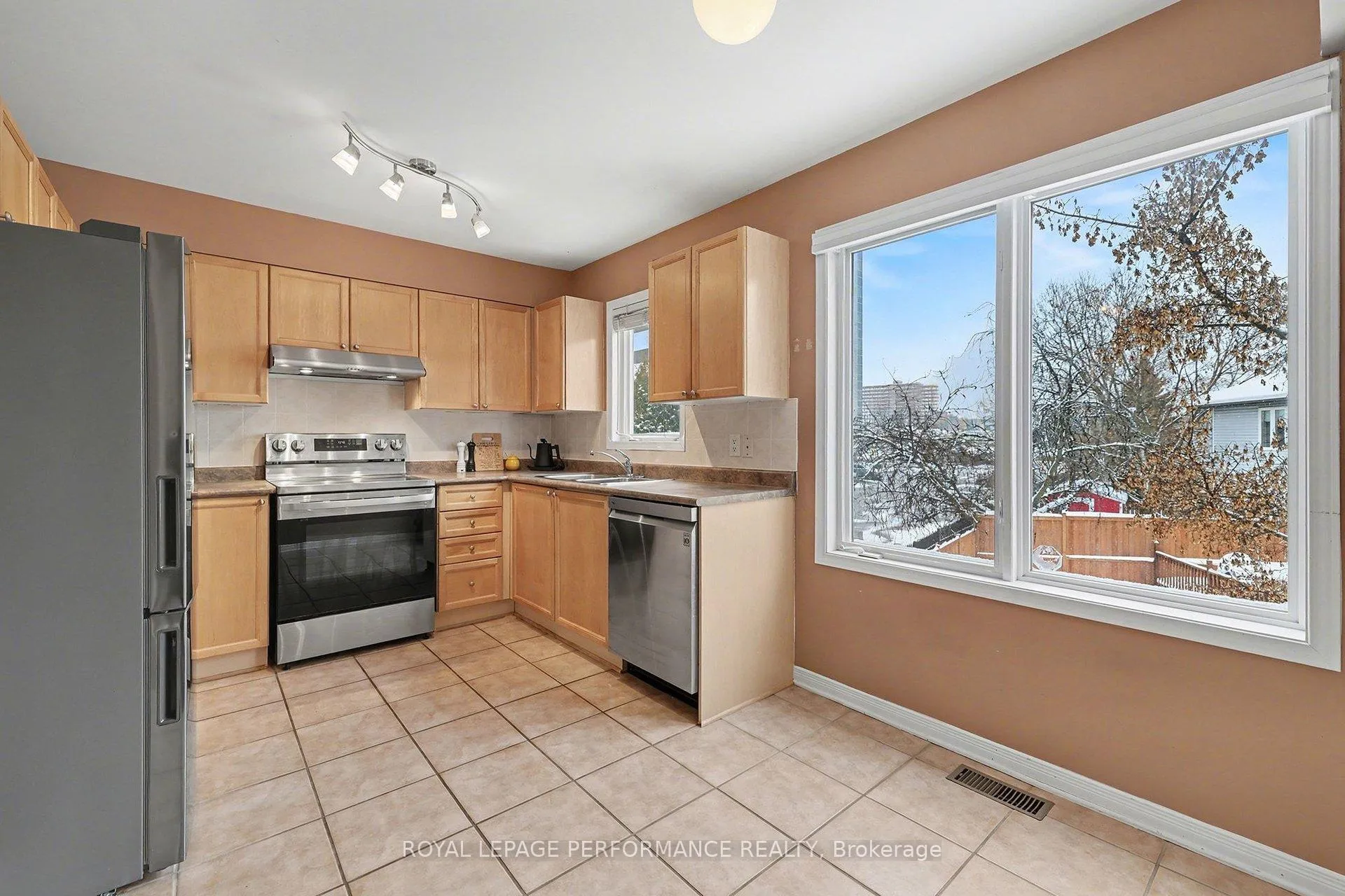Photo 6 of 83 Manhattan Crescent, Ottawa, Central Park — HOMEH