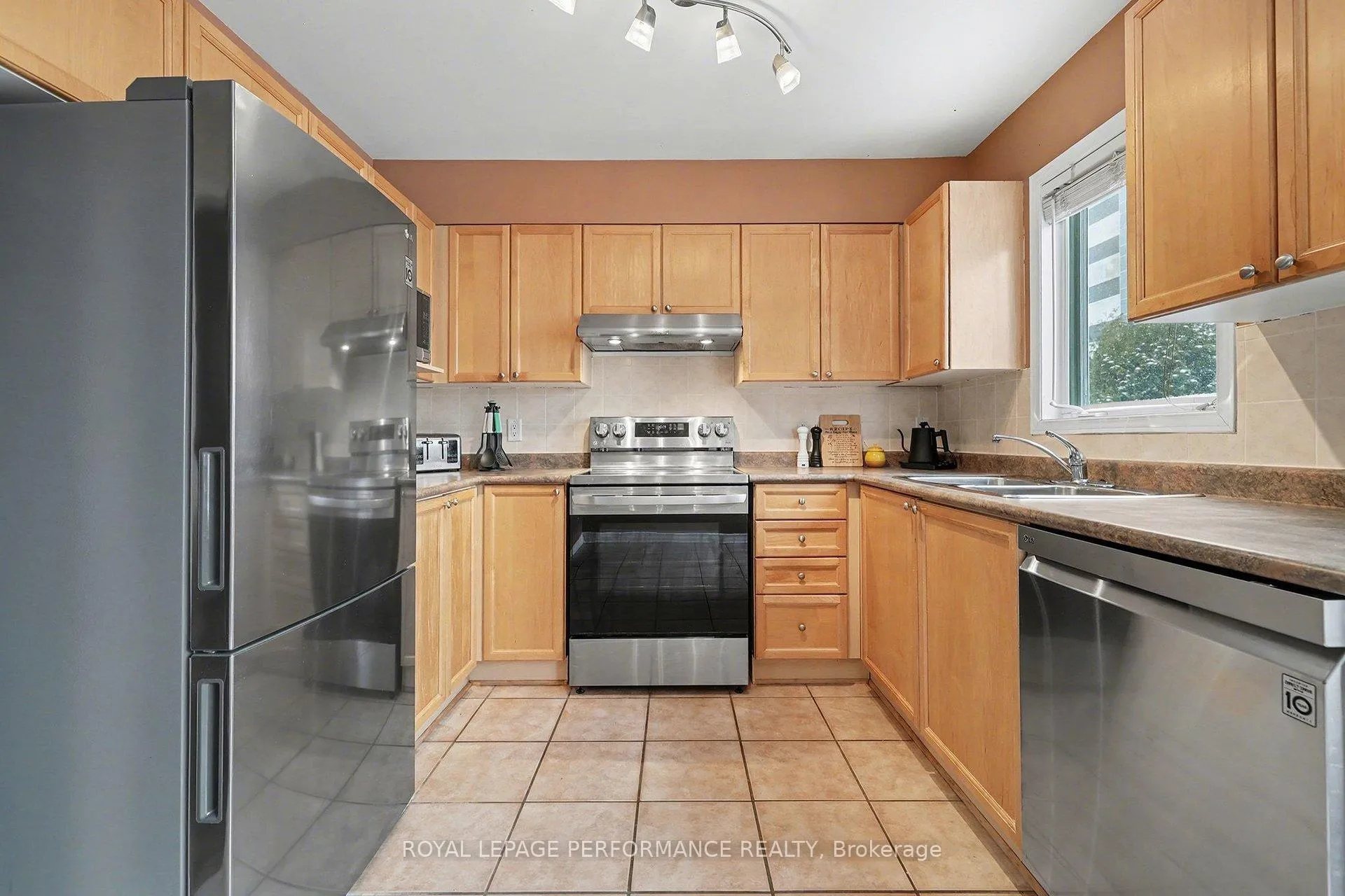 Photo 8 of 83 Manhattan Crescent, Ottawa, Central Park — HOMEH