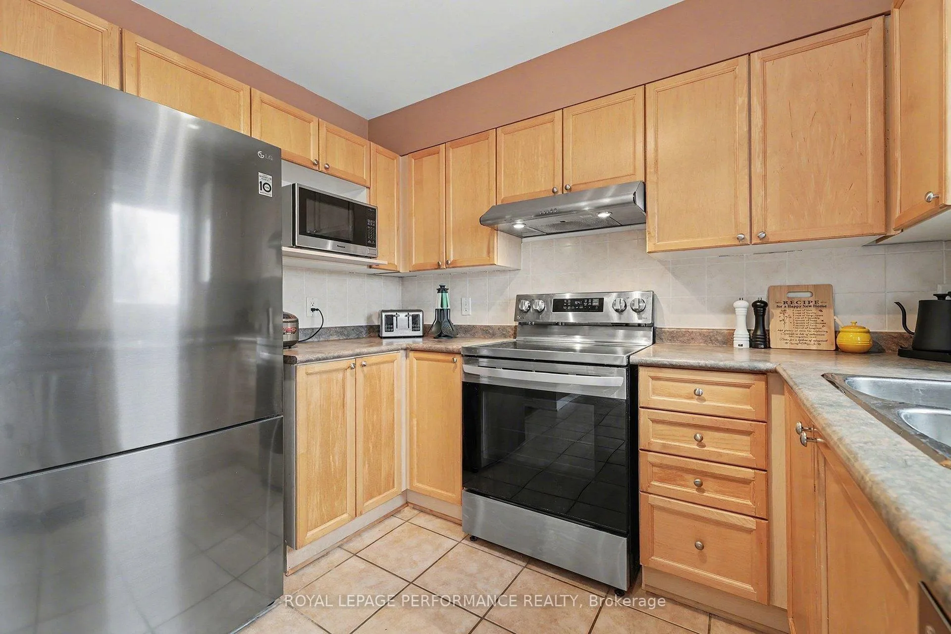 Photo 9 of 83 Manhattan Crescent, Ottawa, Central Park — HOMEH