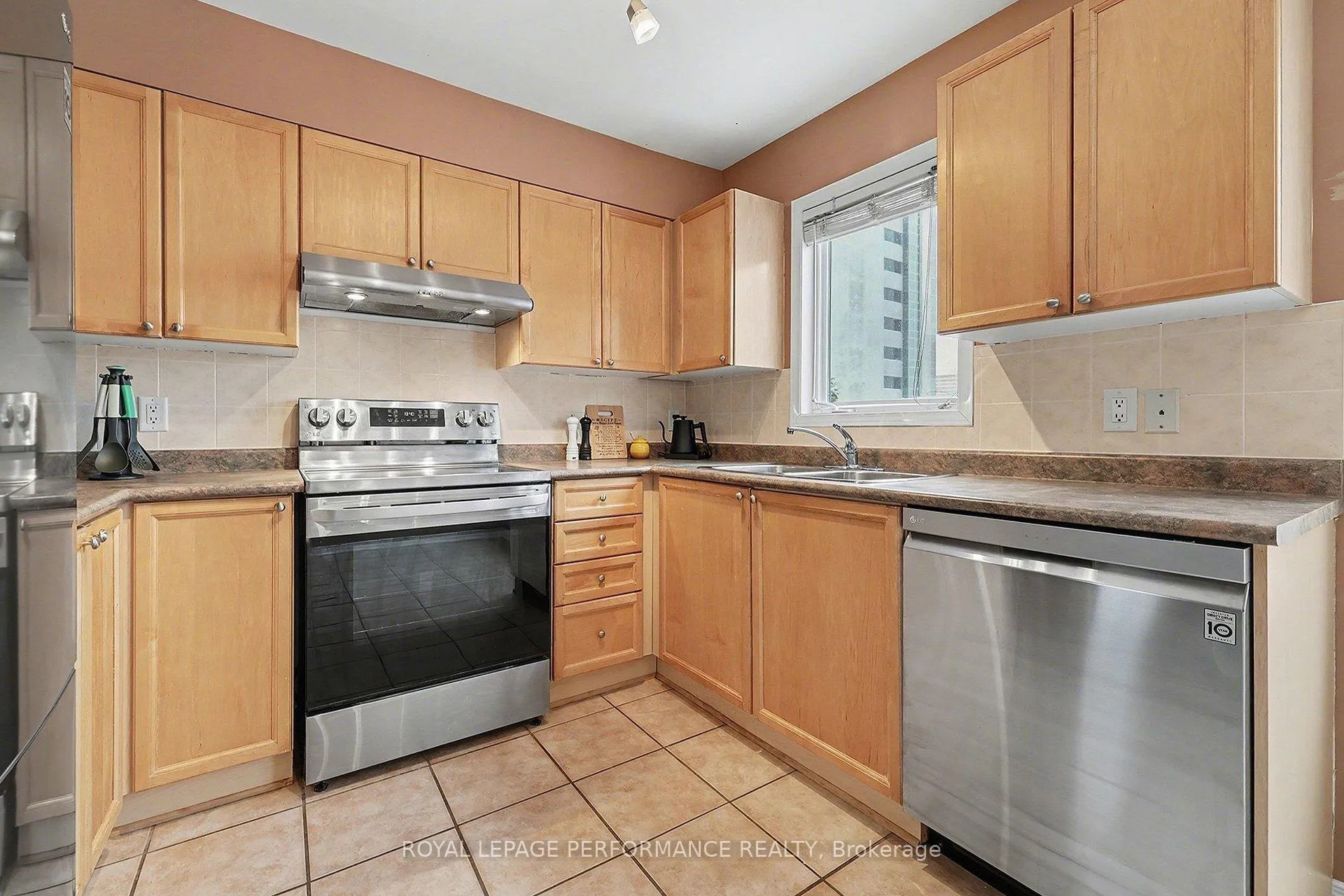 Photo 10 of 83 Manhattan Crescent, Ottawa, Central Park — HOMEH