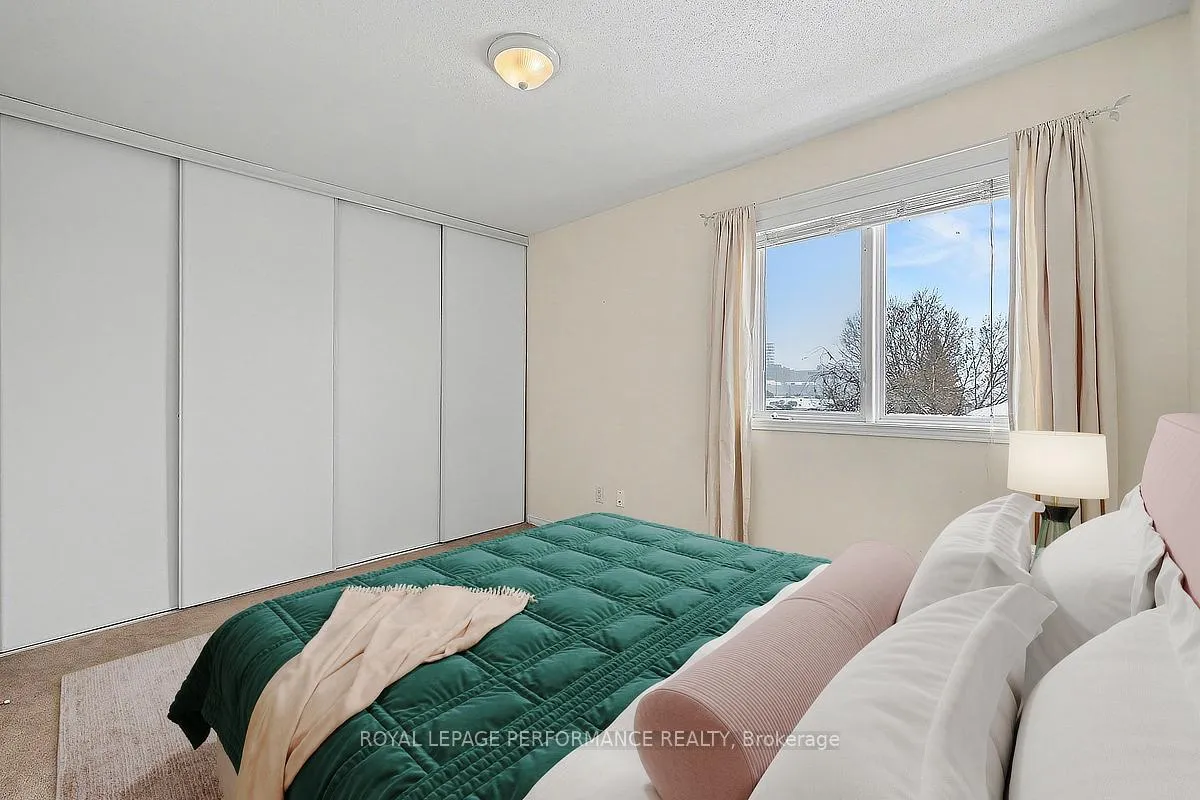 Photo 15 of 83 Manhattan Crescent, Ottawa, Central Park — HOMEH