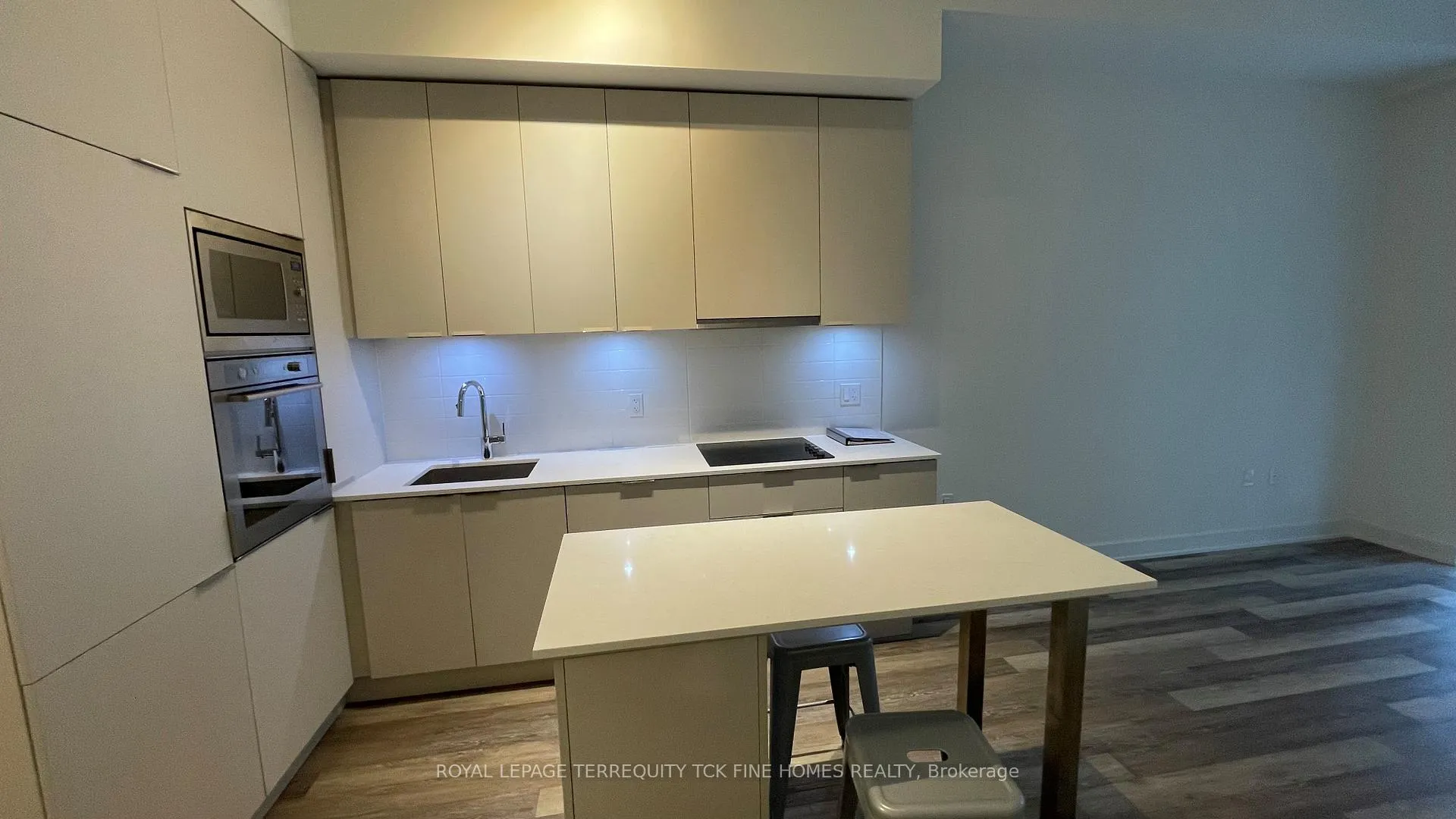 Photo 2 of Unit 816W, 27 Bathurst Street, Toronto, Waterfront Communities — HOMEH