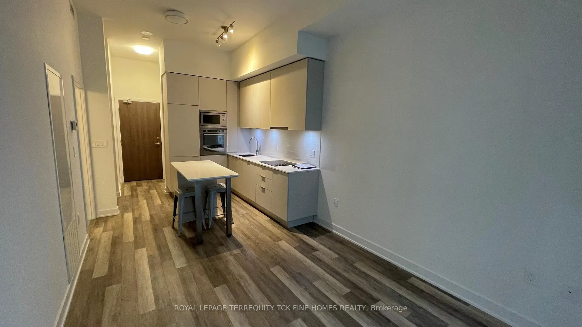 Photo 3 of Unit 816W, 27 Bathurst Street, Toronto, Waterfront Communities — HOMEH