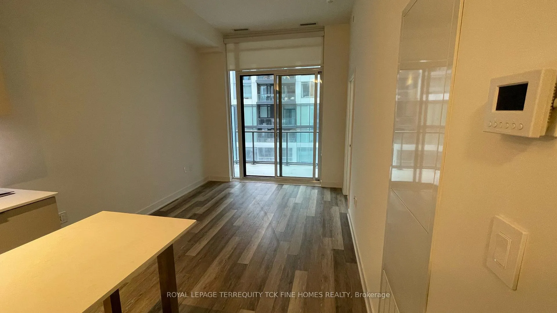 Photo 4 of Unit 816W, 27 Bathurst Street, Toronto, Waterfront Communities — HOMEH