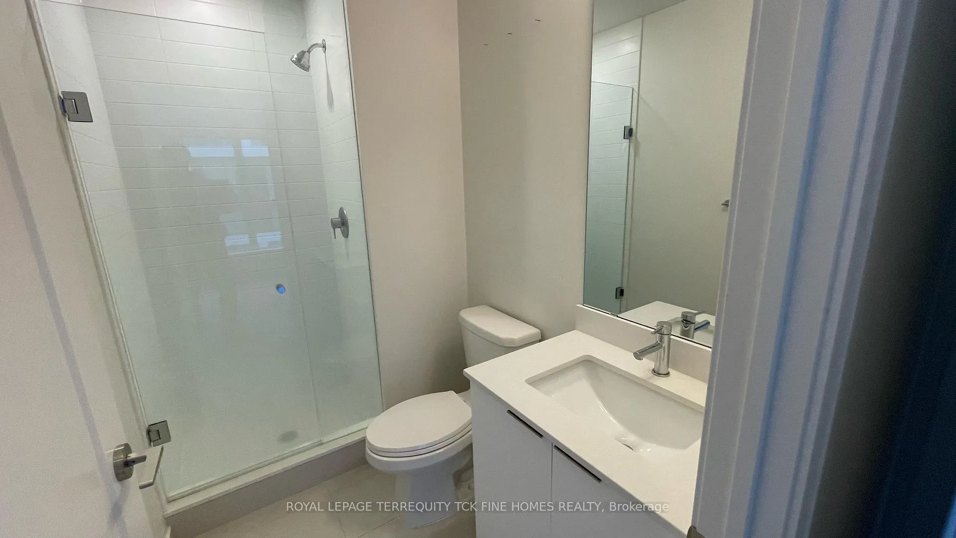 Photo 5 of Unit 816W, 27 Bathurst Street, Toronto, Waterfront Communities — HOMEH