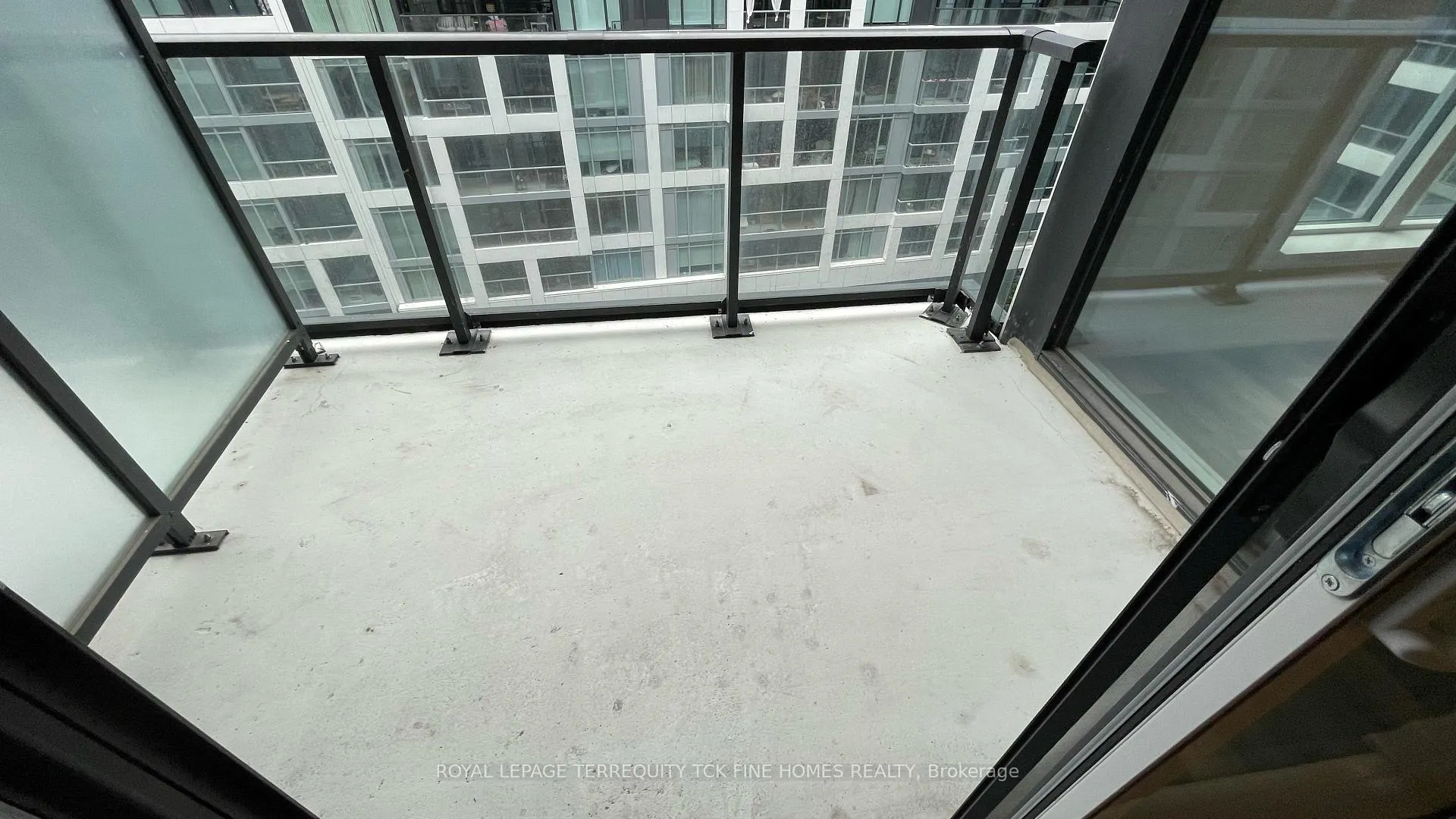 Photo 6 of Unit 816W, 27 Bathurst Street, Toronto, Waterfront Communities — HOMEH