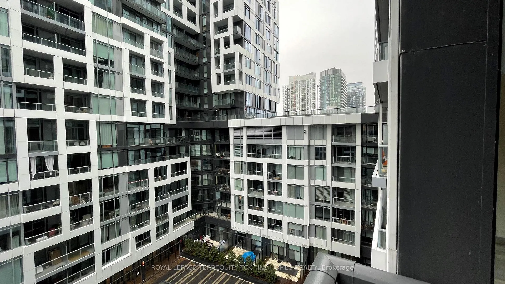Photo 7 of Unit 816W, 27 Bathurst Street, Toronto, Waterfront Communities — HOMEH