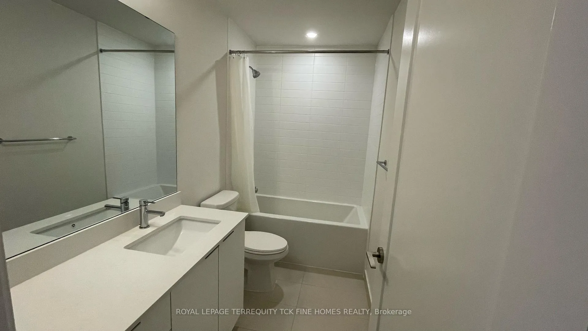 Photo 13 of Unit 816W, 27 Bathurst Street, Toronto, Waterfront Communities — HOMEH