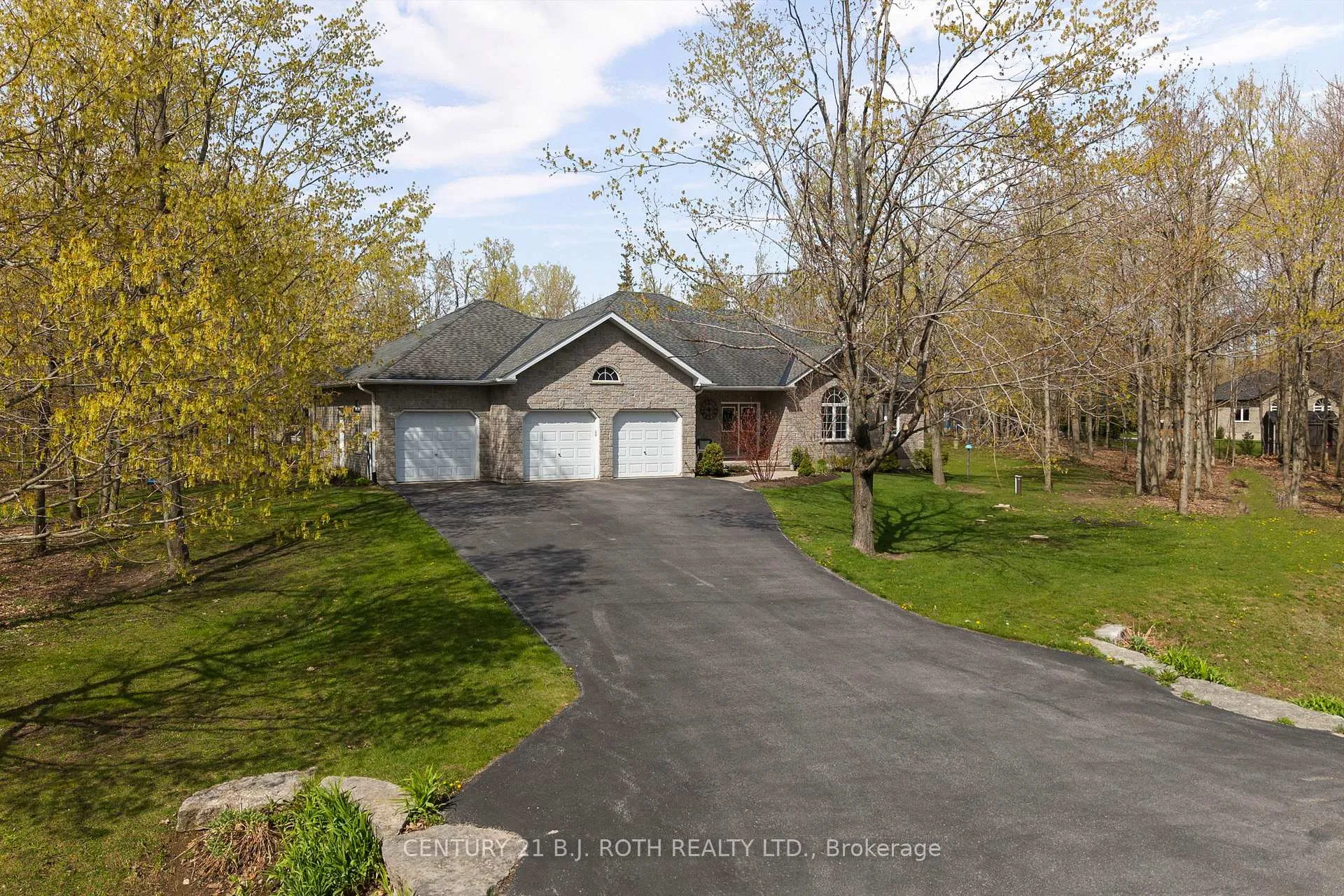 Photo 2 of 6 Hemlock Crescent, Oro-Medonte, Rural Oro-Medonte — HOMEH