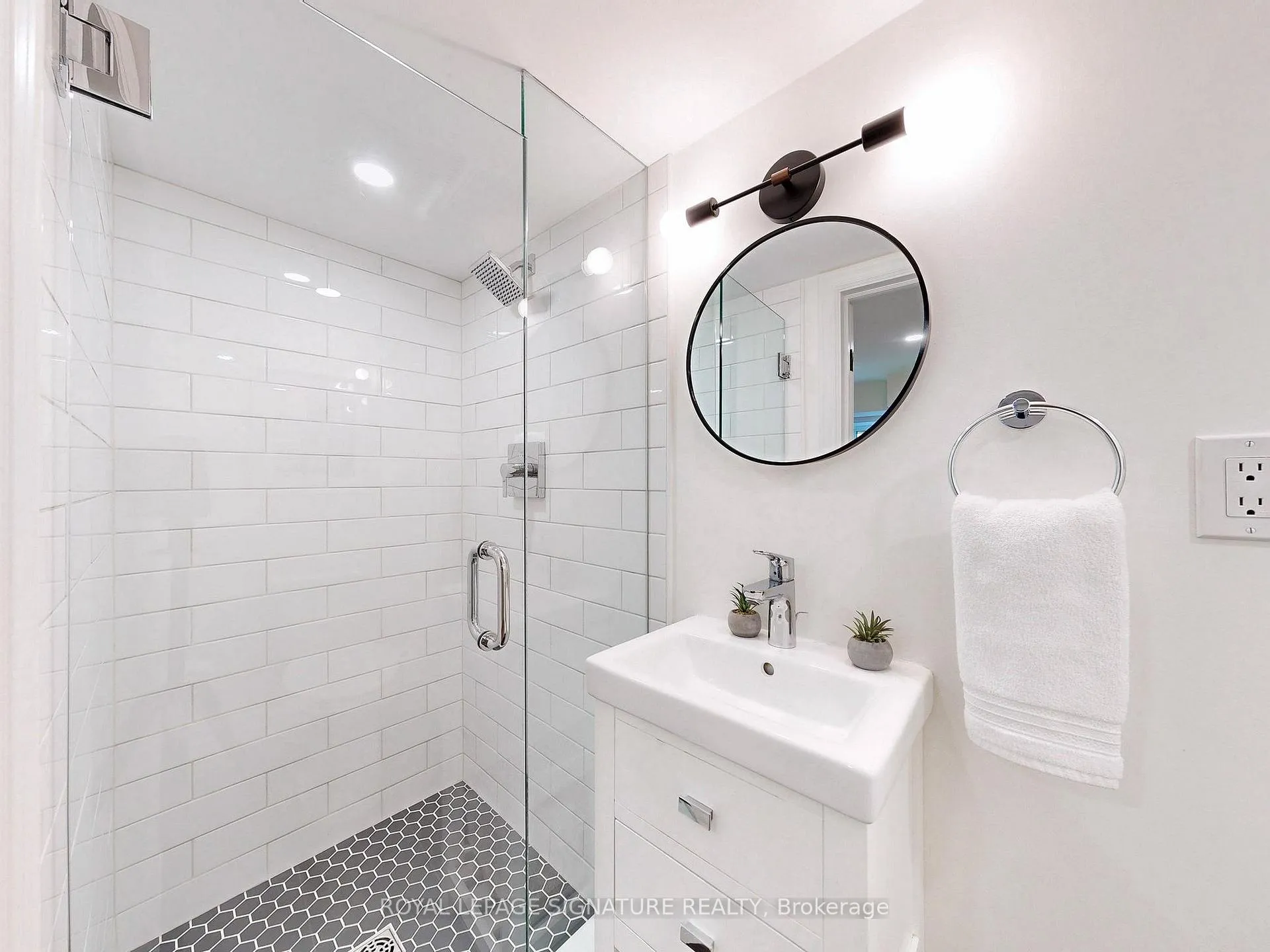 Photo 33 of 117 Burgess Avenue, Toronto, East End-Danforth — HOMEH