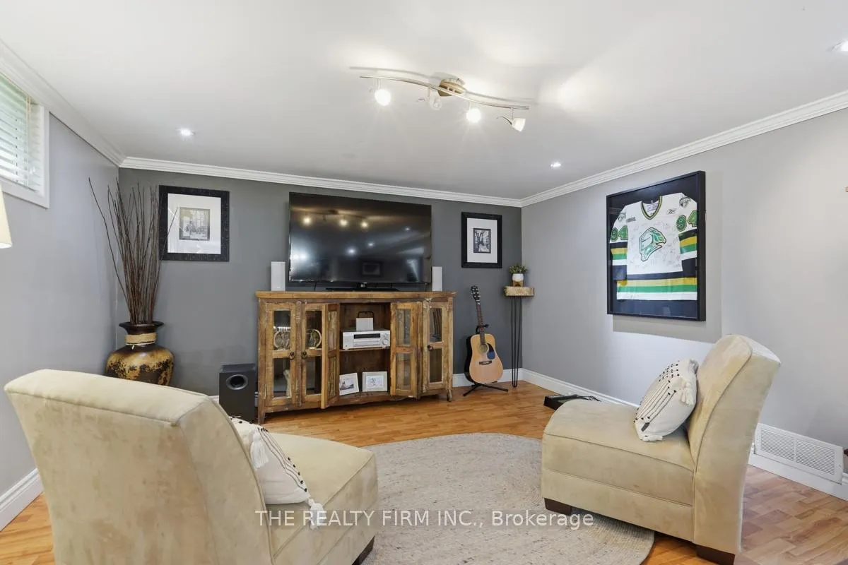 Photo 25 of 1931 Royal Crescent, London, East I — HOMEH