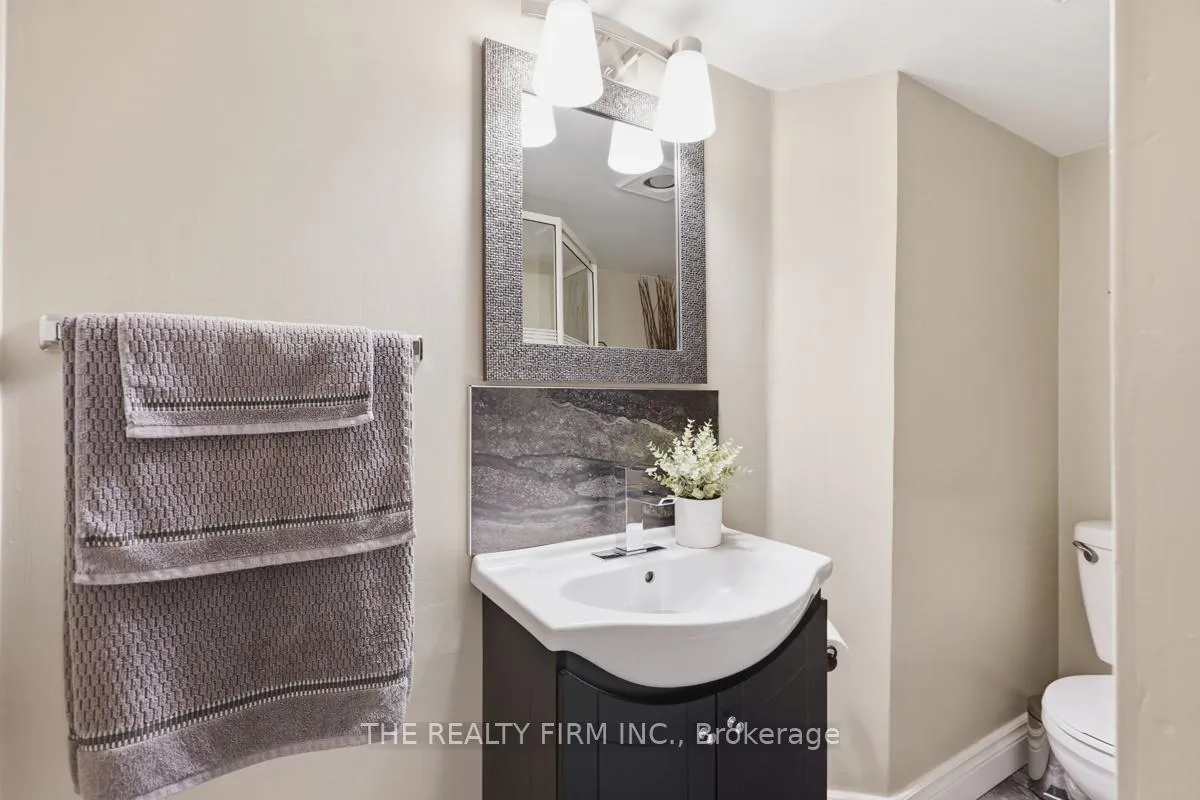 Photo 29 of 1931 Royal Crescent, London, East I — HOMEH