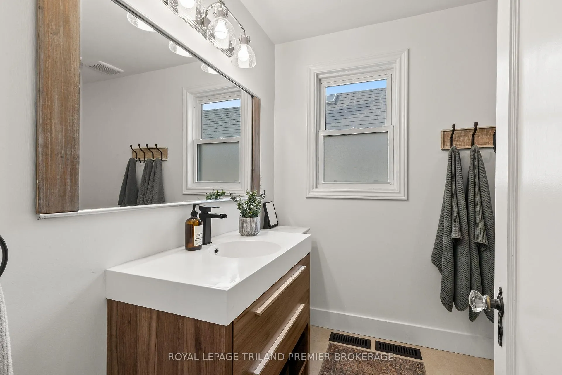 Photo 15 of 22 Briscoe Street E, London, South F — HOMEH