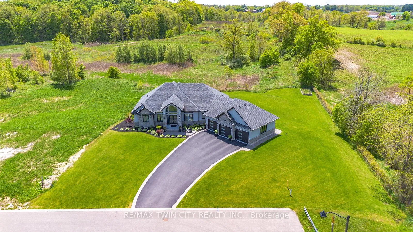 Photo 4 of 41 Ruijs Boulevard, Brantford, Empire South — HOMEH