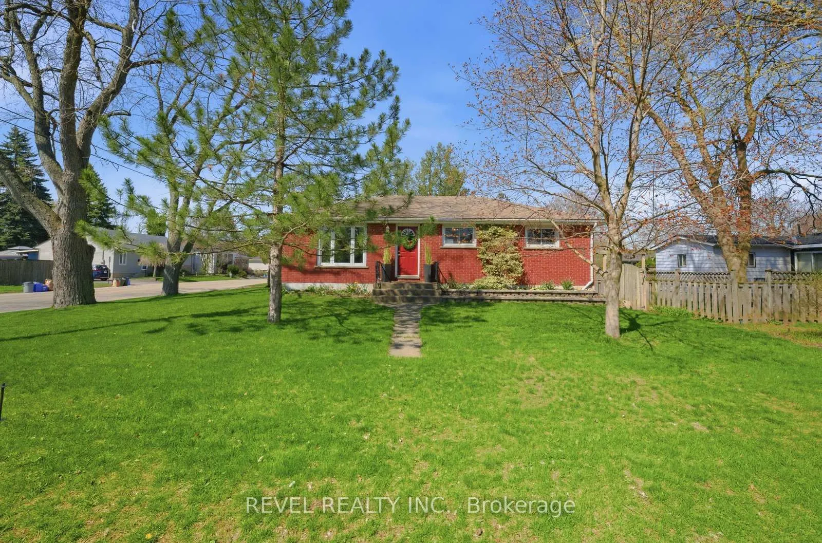 Photo 2 of 36 Hamilton Avenue, Brantford — HOMEH