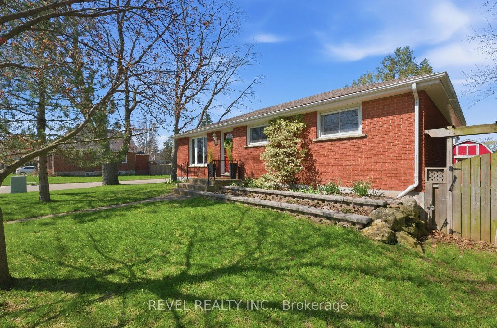 Photo 3 of 36 Hamilton Avenue, Brantford — HOMEH