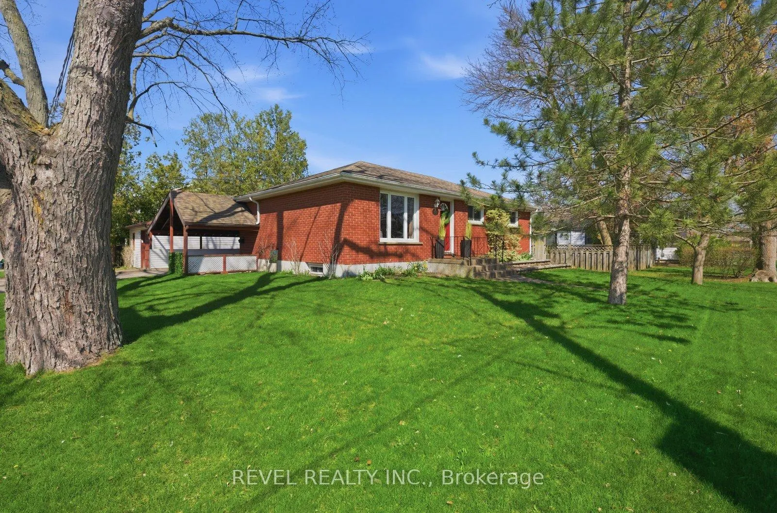 Photo 4 of 36 Hamilton Avenue, Brantford — HOMEH