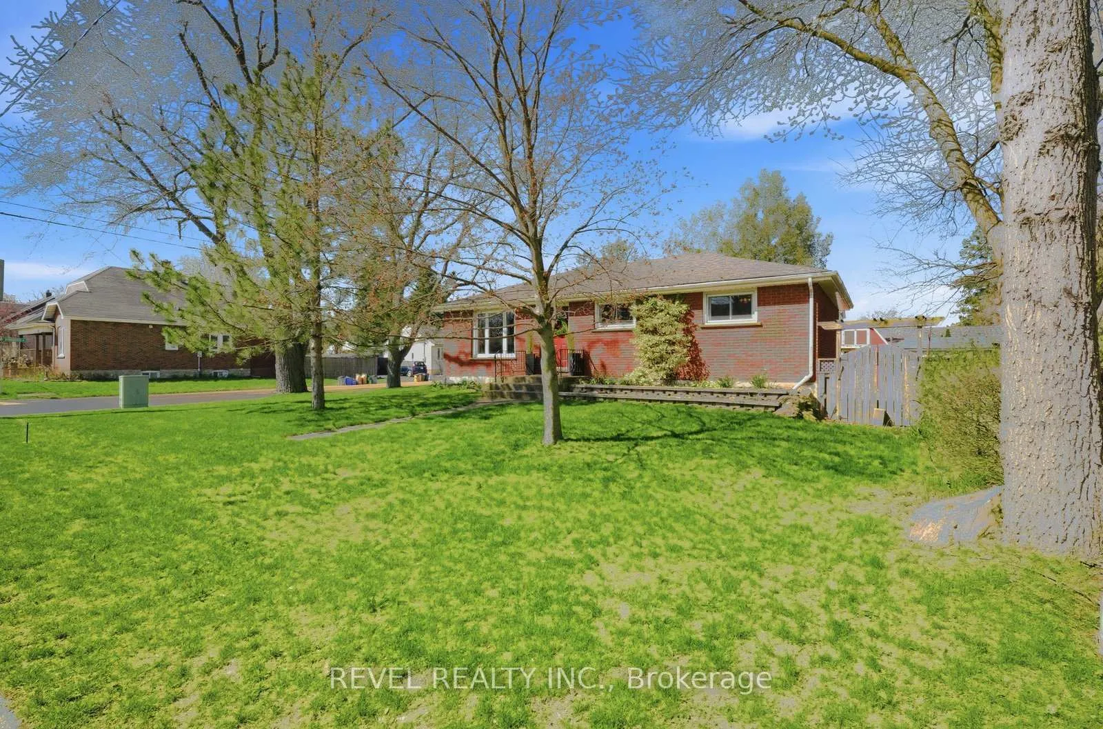 Photo 5 of 36 Hamilton Avenue, Brantford — HOMEH