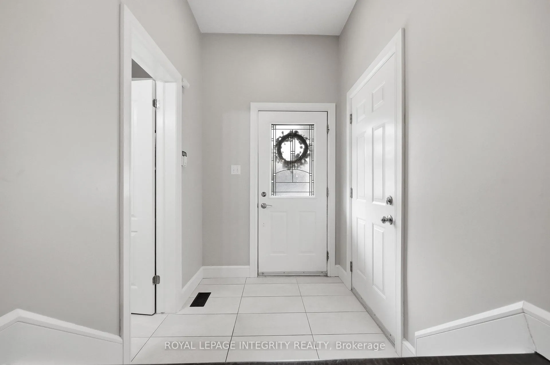 Photo 3 of 233 Greenridge Street, Ottawa, Chapel Hill — HOMEH
