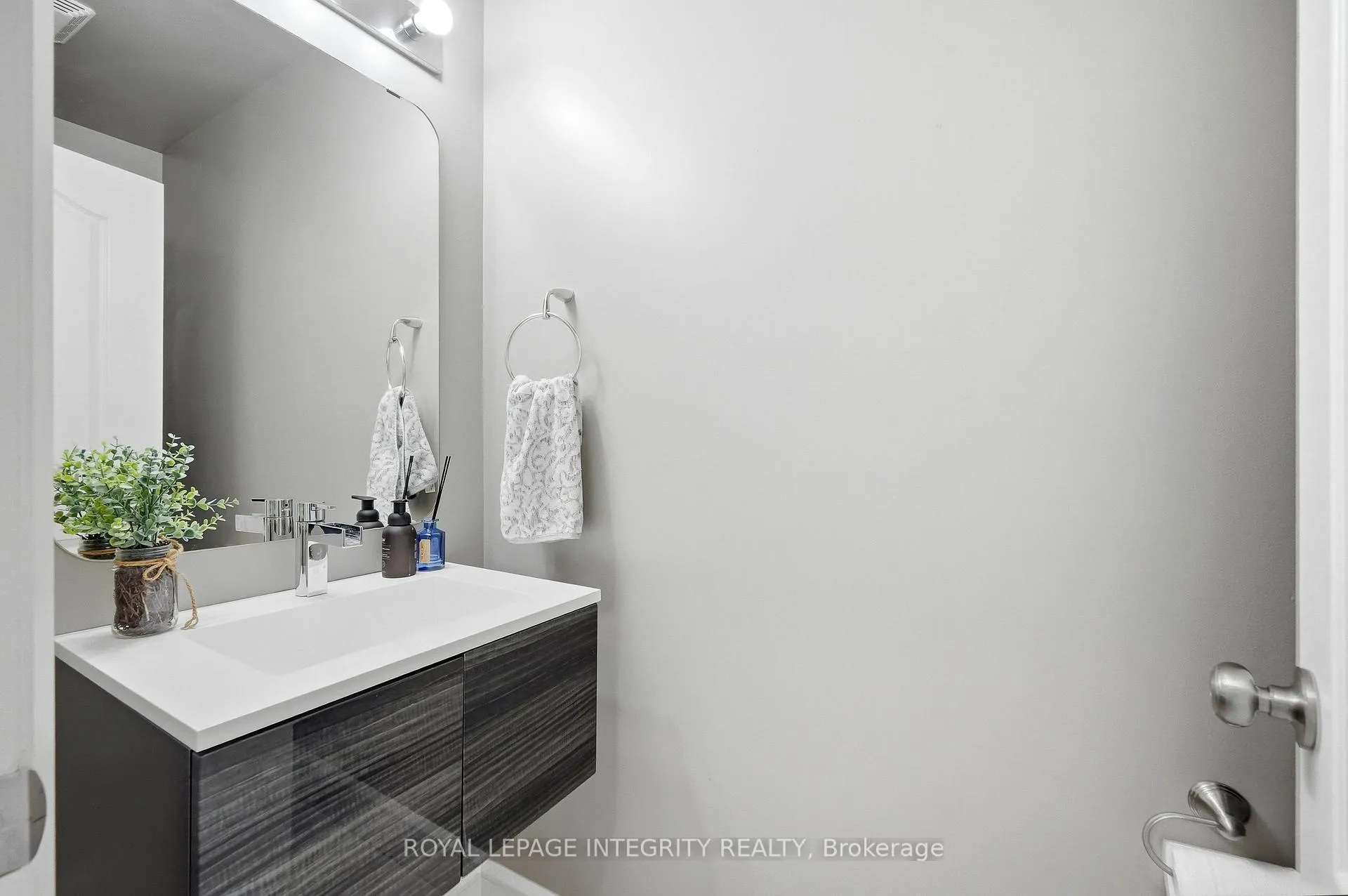Photo 5 of 233 Greenridge Street, Ottawa, Chapel Hill — HOMEH
