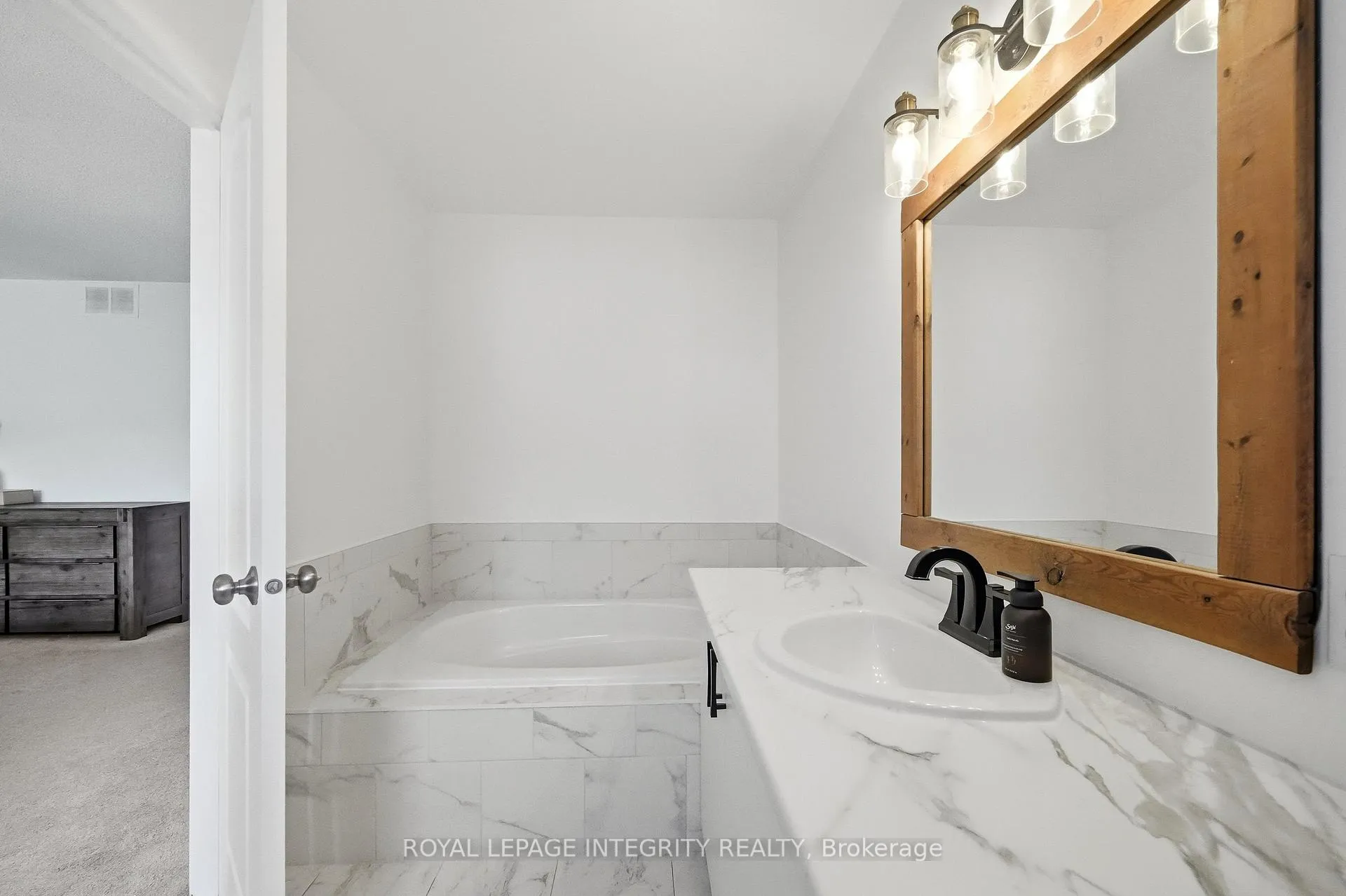 Photo 21 of 233 Greenridge Street, Ottawa, Chapel Hill — HOMEH