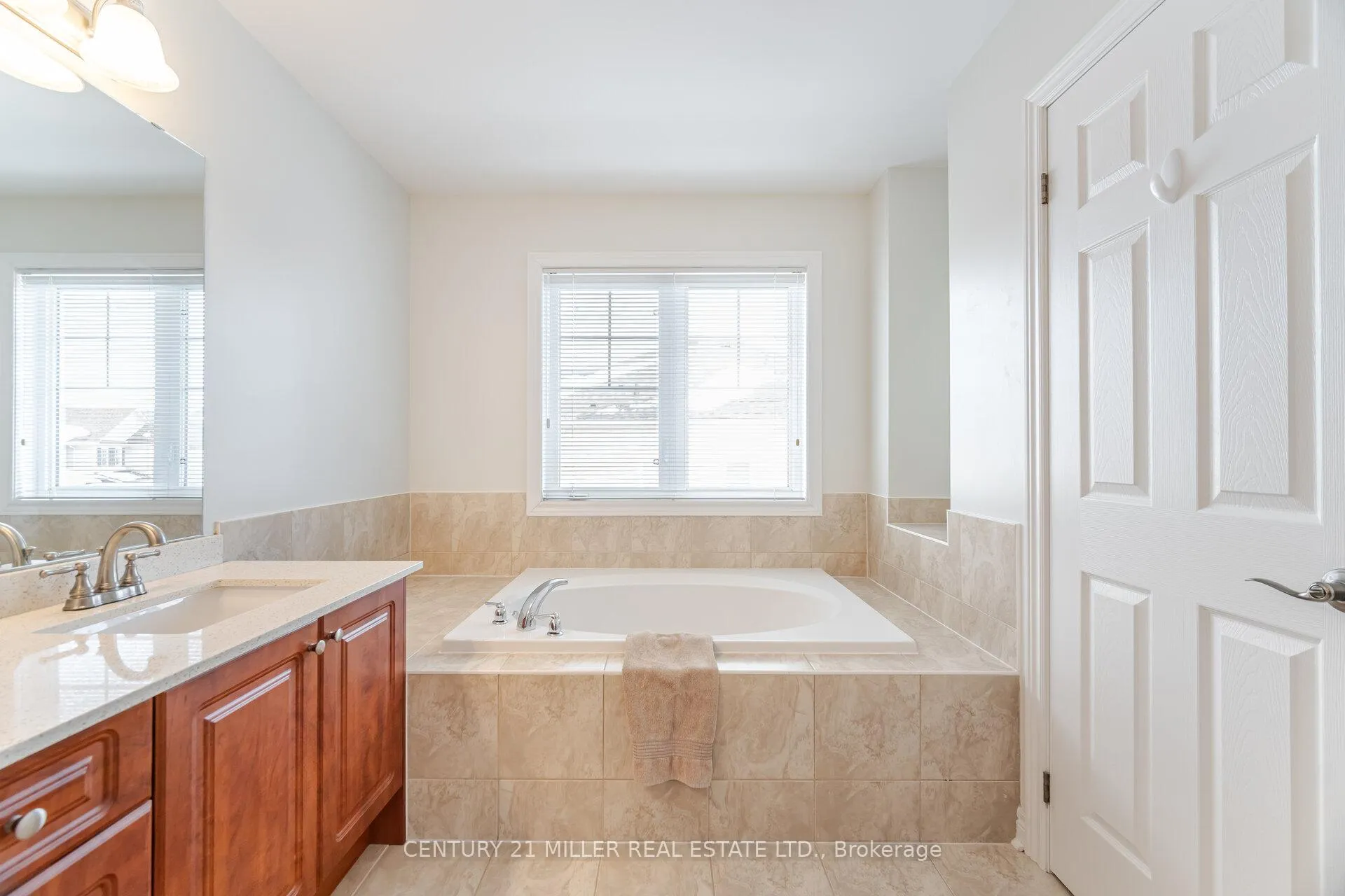 Photo 18 of 2025 Trawden Way, Oakville, Bronte Creek — HOMEH
