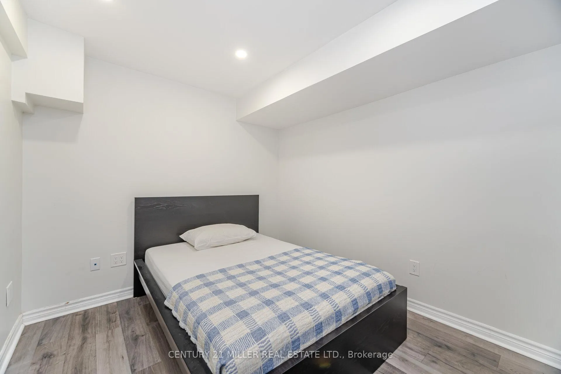 Photo 31 of 2025 Trawden Way, Oakville, Bronte Creek — HOMEH
