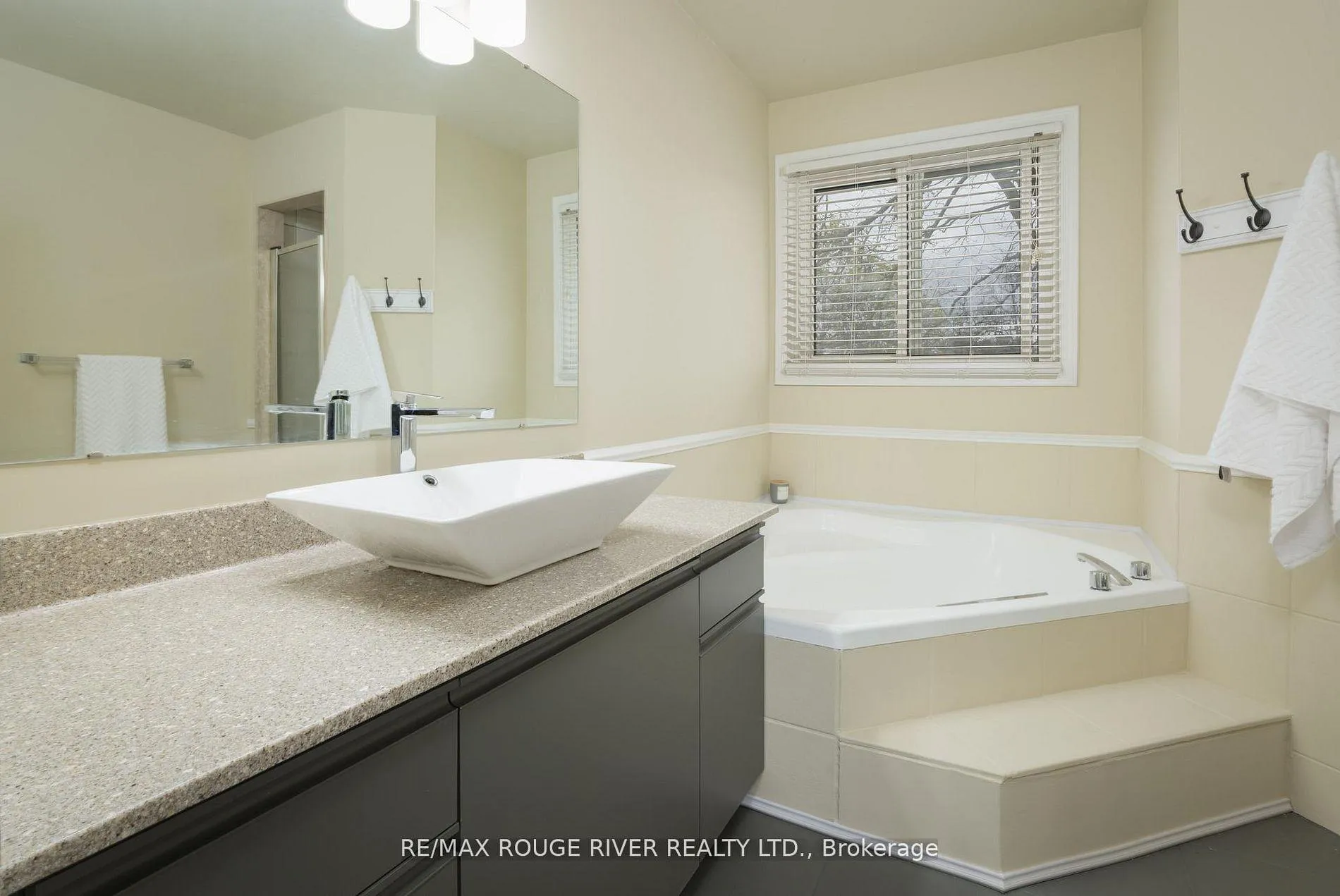 Photo 24 of 2052 Lynn Heights Drive, Pickering, Liverpool — HOMEH