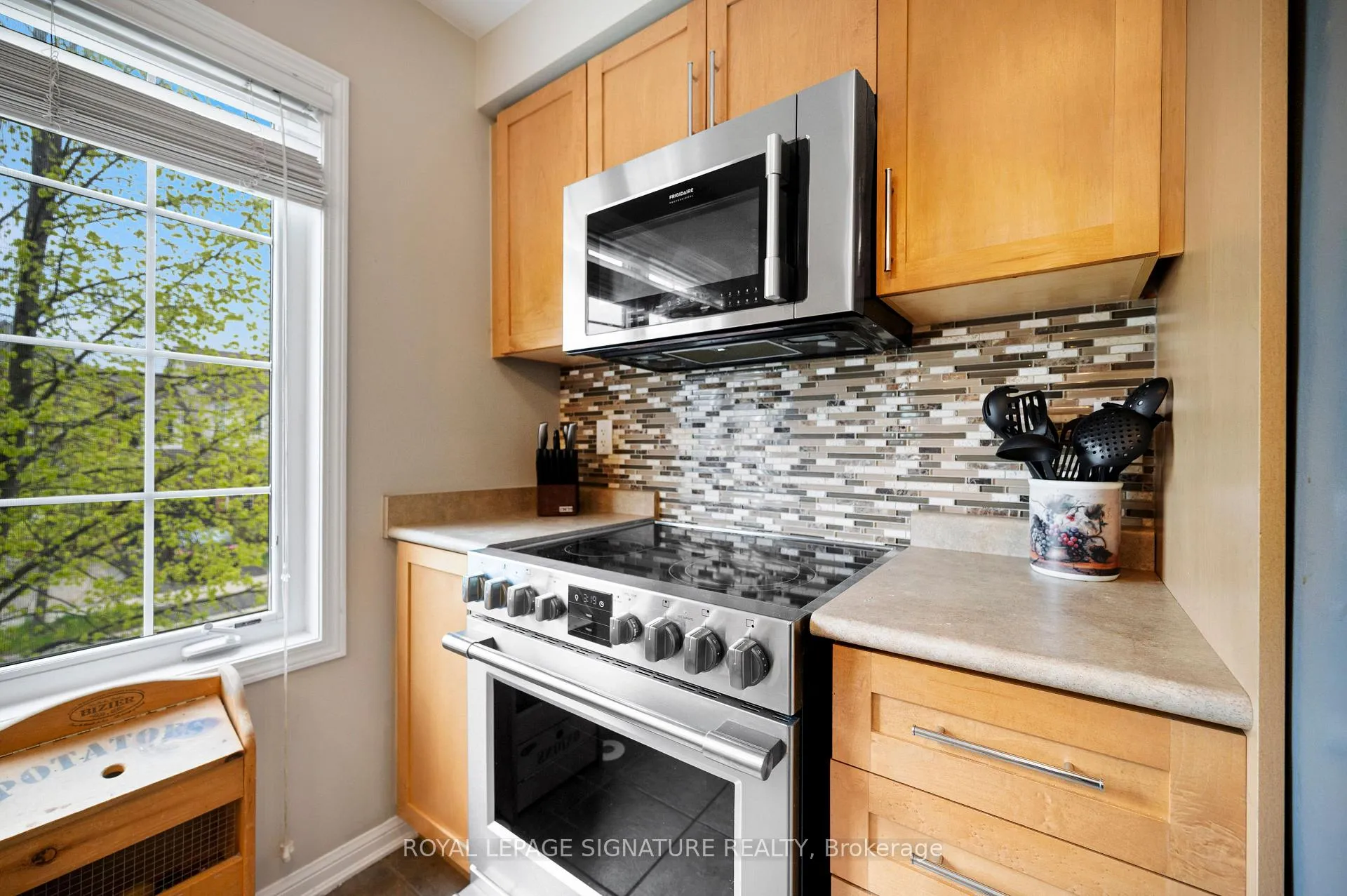 Photo 10 of 910 Deverell Place, Milton, Coates — HOMEH