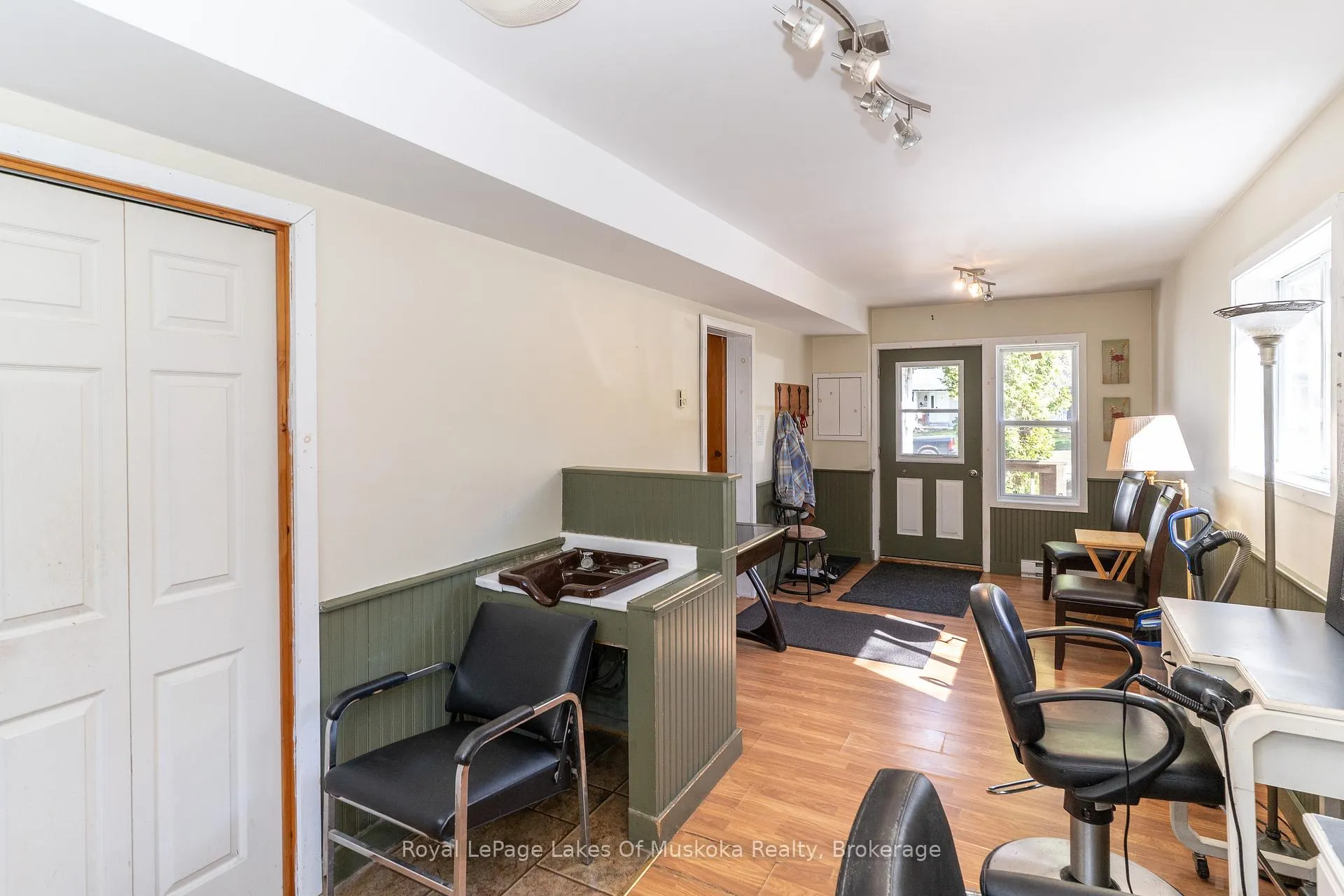 Photo 4 of 555 Wagner Street, Gravenhurst, Muskoka (S) — HOMEH