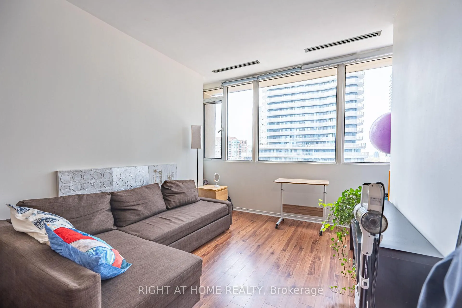 Photo 4 of Unit 802, 555 Yonge Street, Toronto, Church-Yonge Corridor — HOMEH