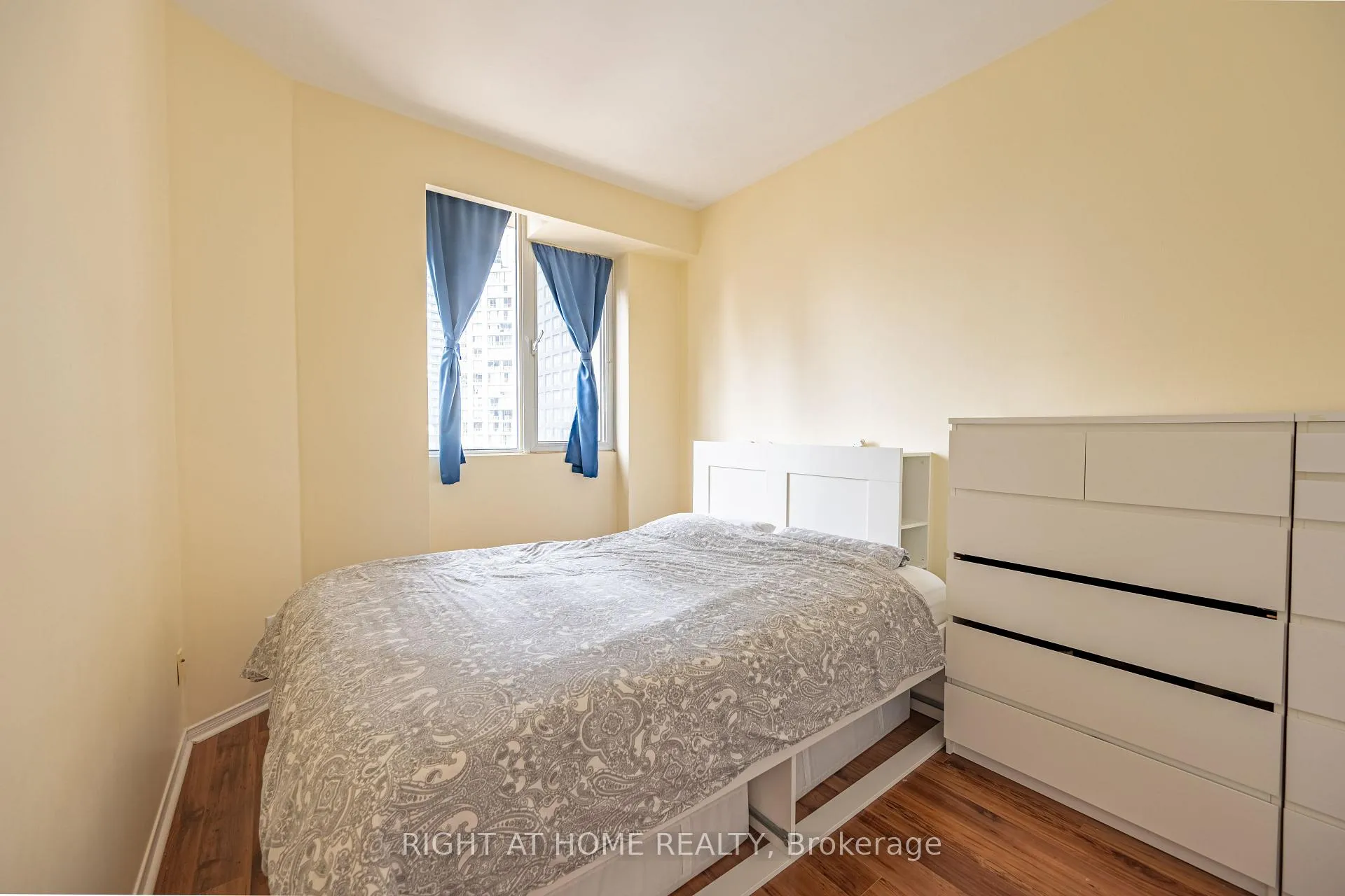 Photo 6 of Unit 802, 555 Yonge Street, Toronto, Church-Yonge Corridor — HOMEH