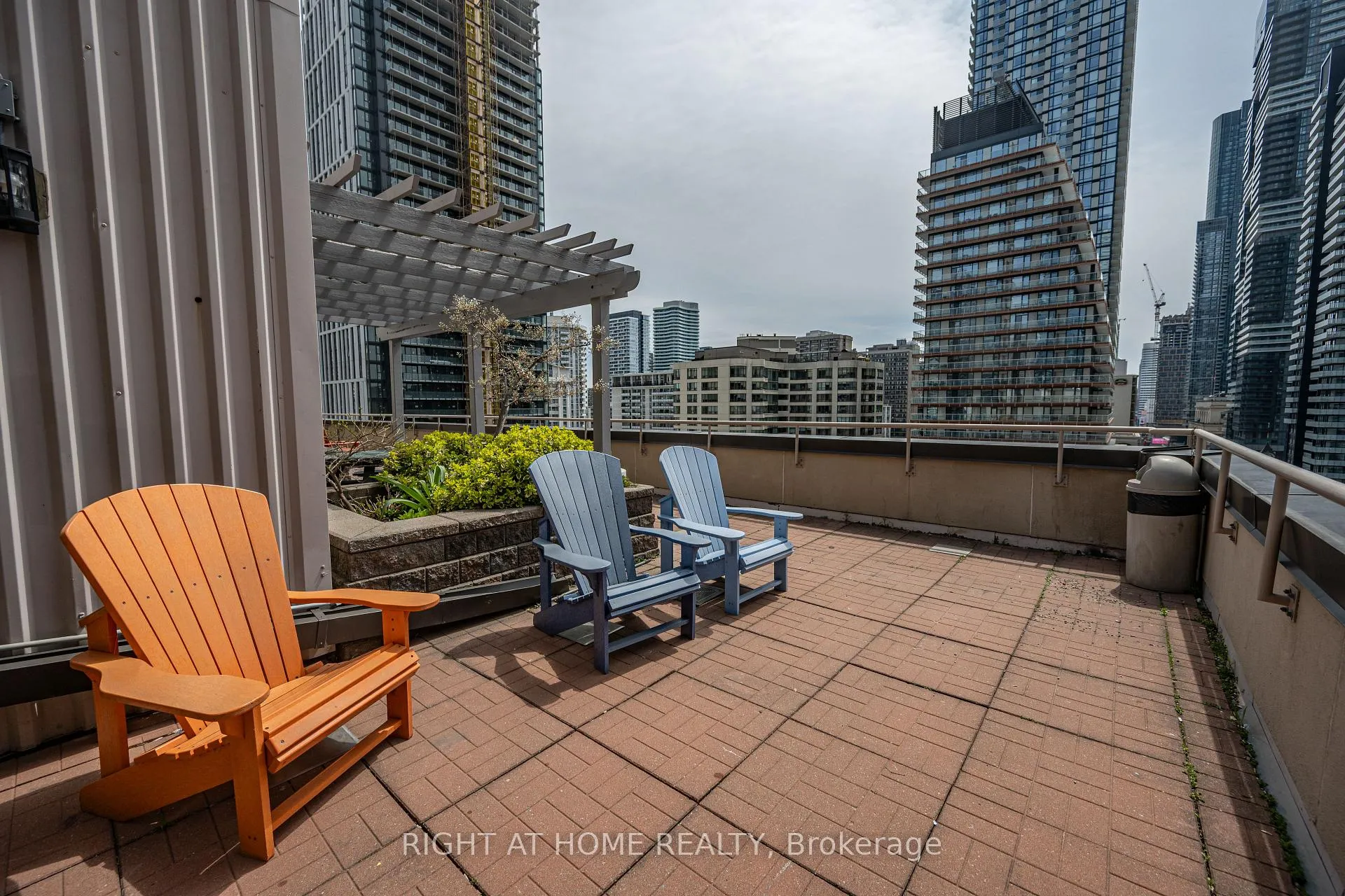 Photo 13 of Unit 802, 555 Yonge Street, Toronto, Church-Yonge Corridor — HOMEH