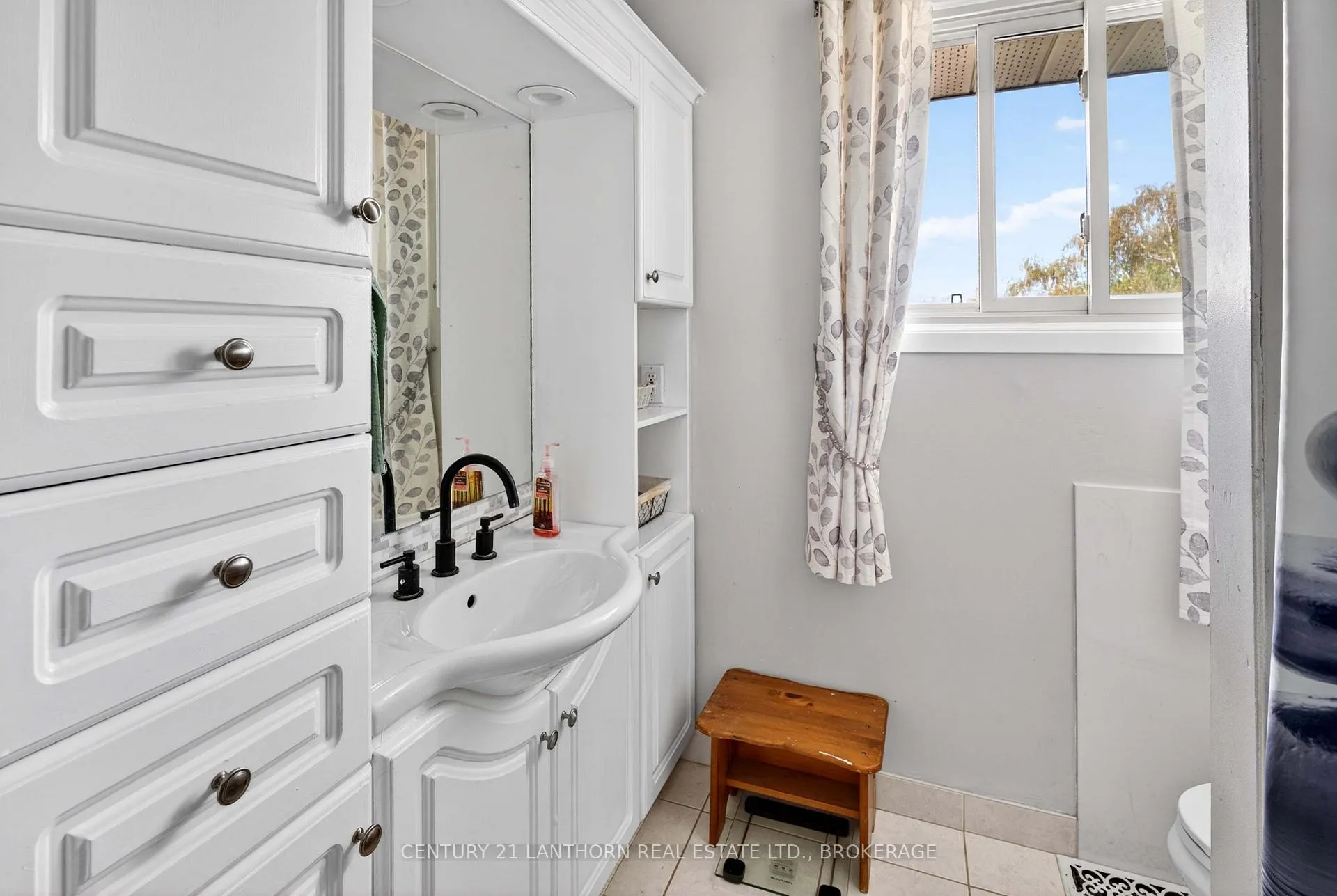 Photo 31 of 43 Mortensen Drive, Loyalist, Amherstview — HOMEH