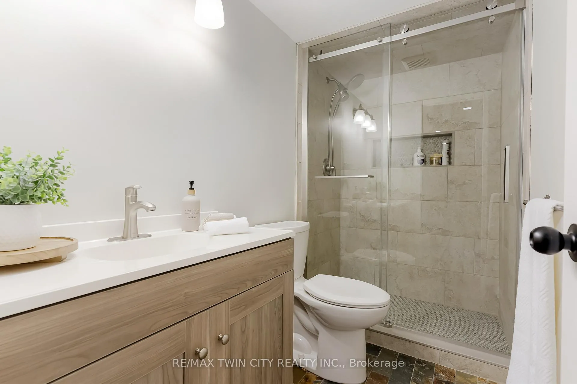 Photo 39 of 286 Normandy Avenue, Waterloo, Colonial Acres — HOMEH