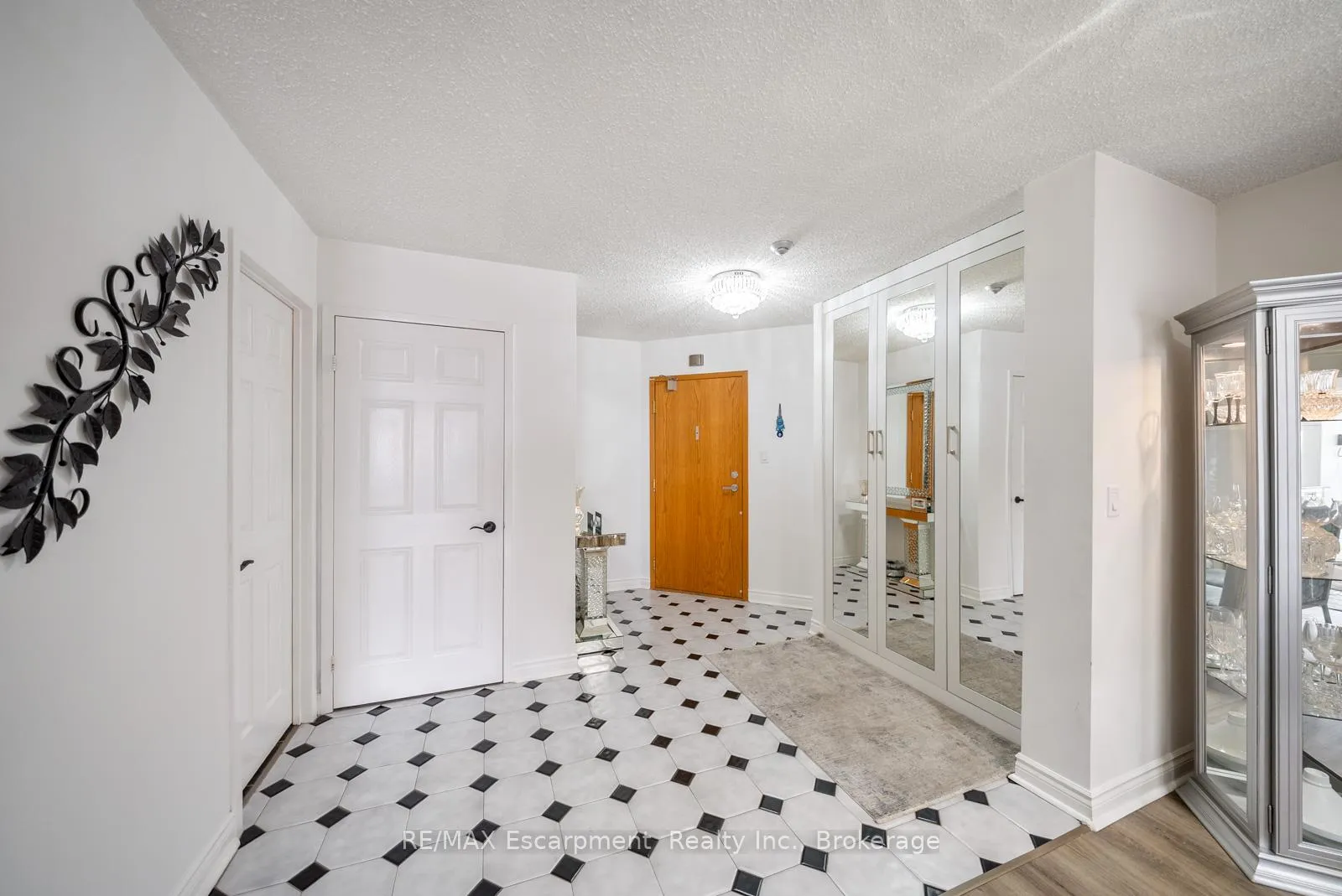 Photo 3 of Unit 301, 1237 North Shore Boulevard E, Burlington, Brant — HOMEH