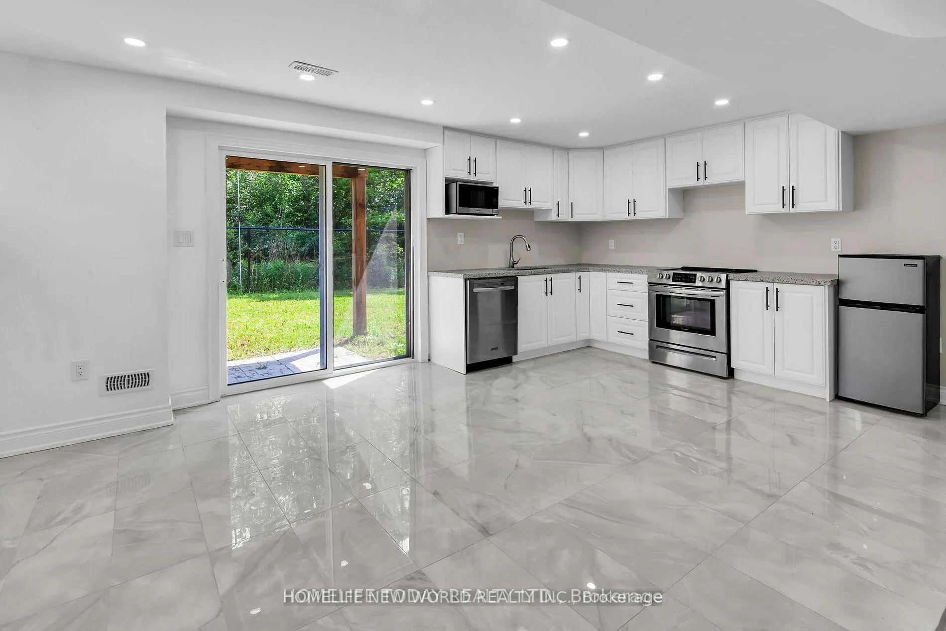 Photo 4 of 265 Bruce Cameron Drive, Clarington, Bowmanville — HOMEH