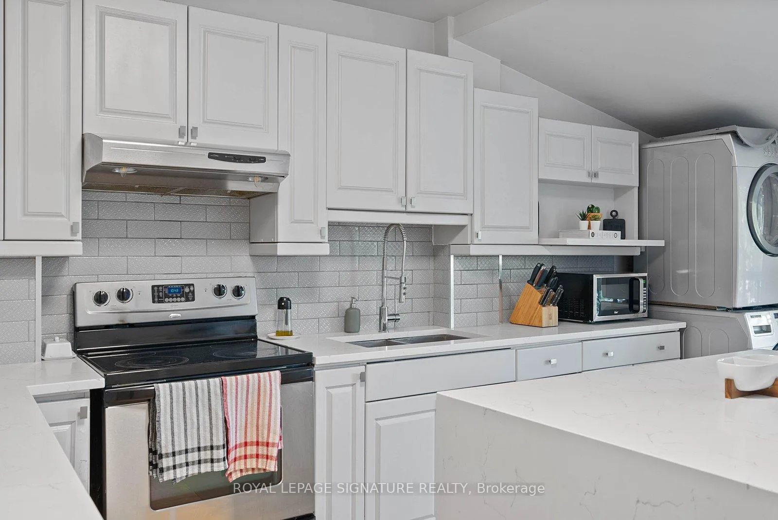 Photo 11 of 55 Kingston Road, Toronto, The Beaches — HOMEH