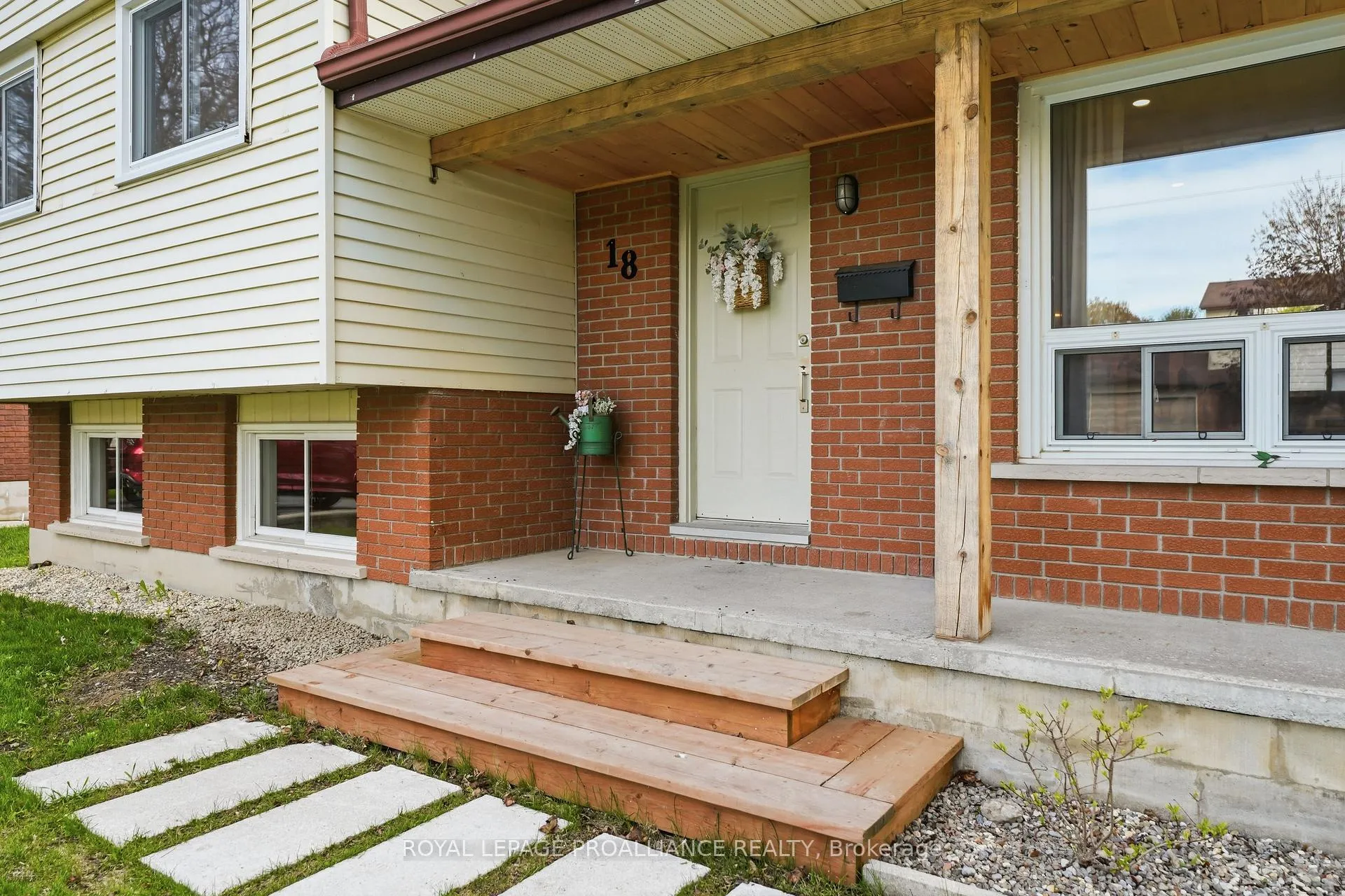 Photo 4 of 18 Alnet Drive, Belleville, Belleville Ward — HOMEH