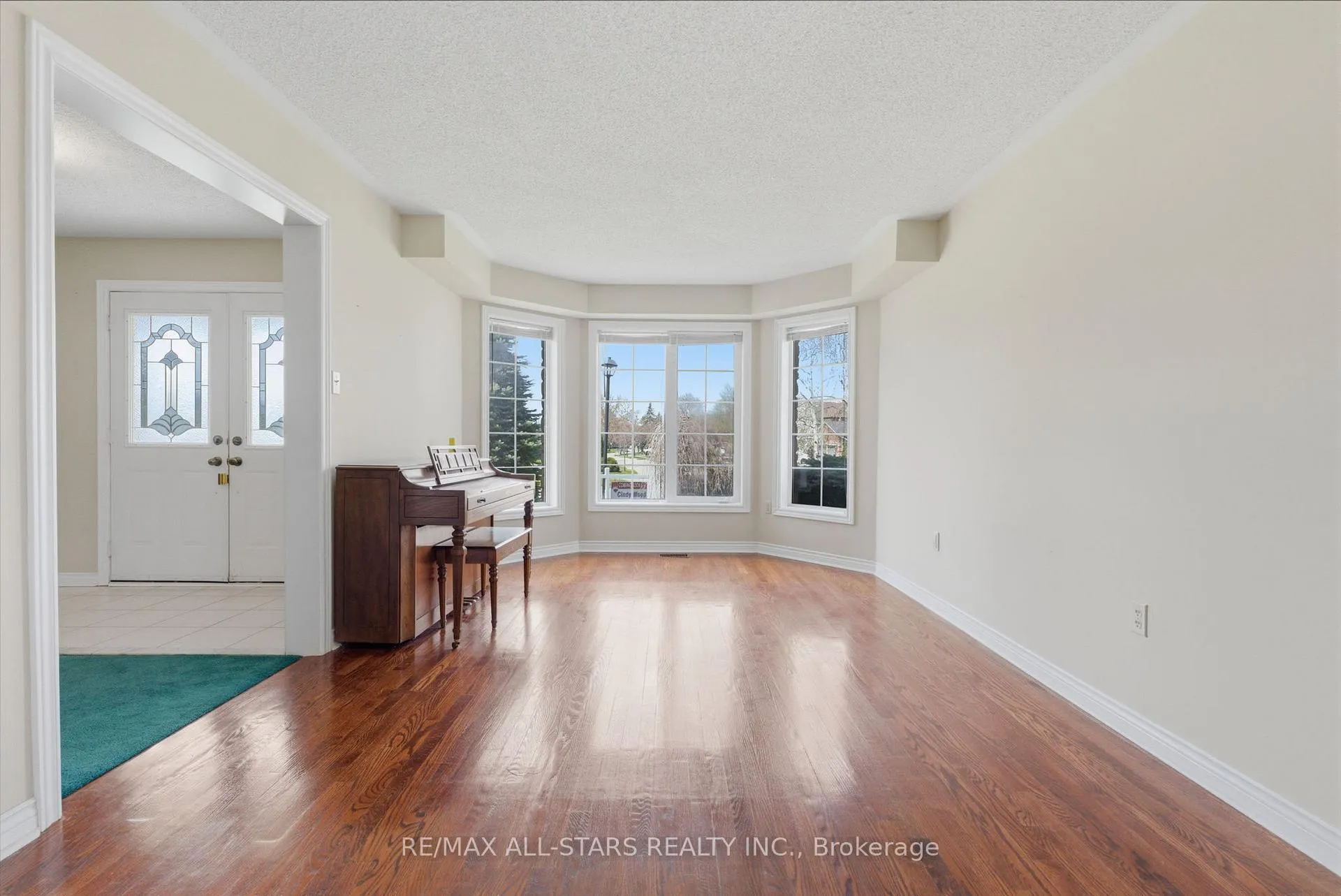 Photo 3 of 7 Remion Crescent, Uxbridge — HOMEH